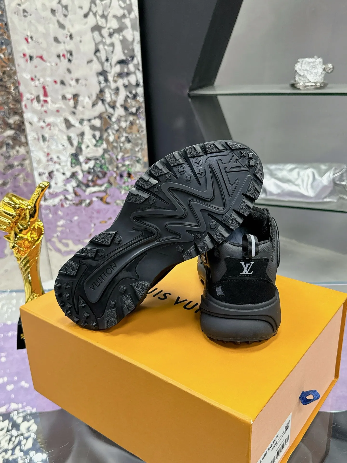 工厂价:380 (飞机盒➕10) Lv系列又加新颜色了 重磅回归 2025官方新颜色 渐变色系列颜色 增加中💓 春夏男装秀场推出 L* Runner Tatic 运动鞋:网格织物混合牛皮革,诠释跑鞋的设计精髓;反光 Monogram 花卉点缀侧面,舒适加衬鞋领、柔软科技内衬和轻盈橡胶外底完善整体。 Lv运动鞋 系列 专柜热卖中 Size 38-45 (46定制)