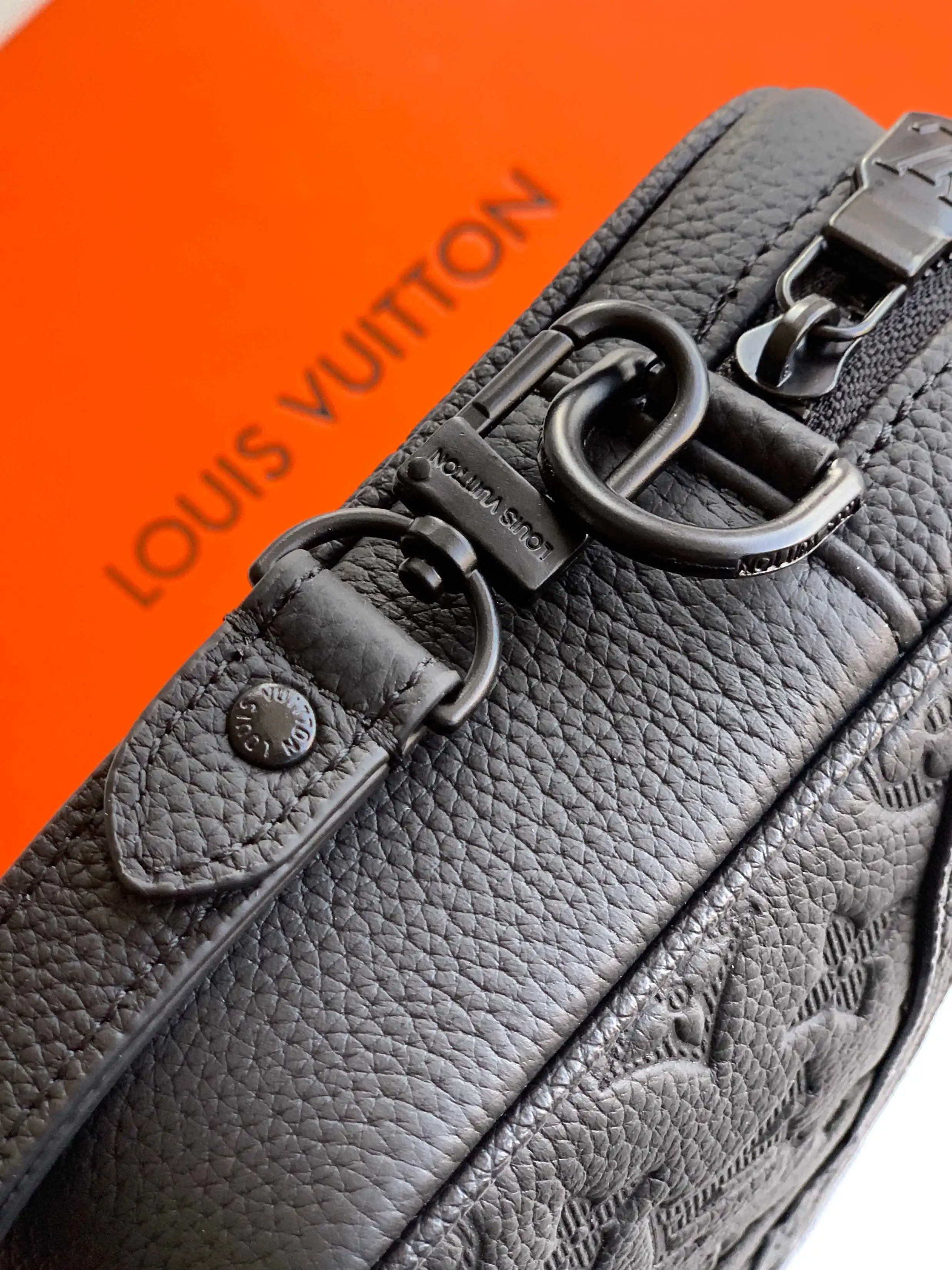 原单顶级M69825#黑色全皮压花， Fastline 邮差包以柔软牛皮革塑造贴身构型，可容纳手机、短款钱夹、记事本和耳机等日常所需。尺寸25x16x5.5------💰270