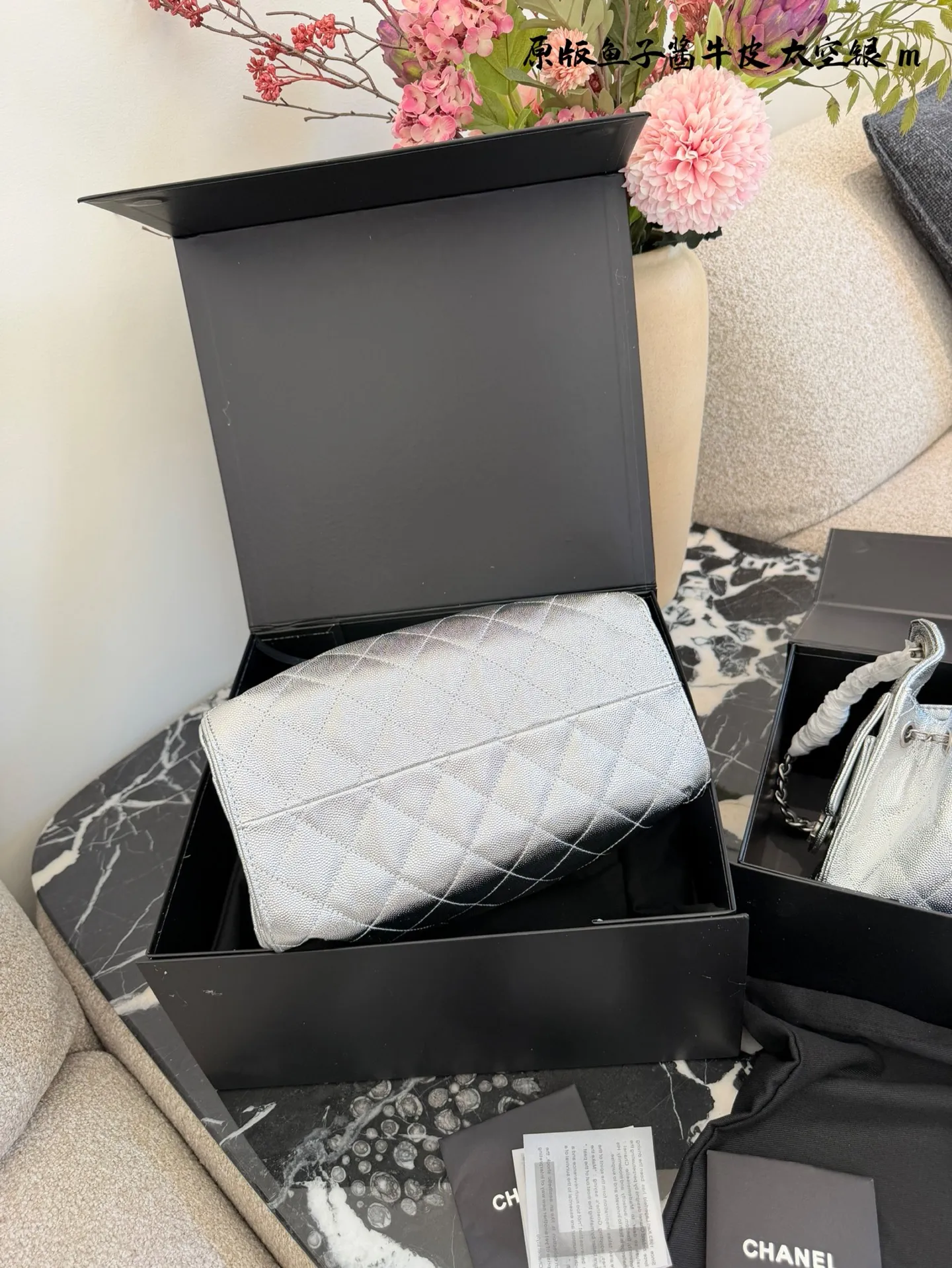 p250p280 牛皮 香奈儿26C银色25bag mini​​ ✨香奈儿26C早春系列25bag mini，银色金属光泽+经典菱格纹，未来感满满！油蜡皮材质细腻耐磨，链条肩带+抽绳设计，手提斜挎都OK，日常出街超百搭👜。尺寸26&times;22cm，20&times;17cm 容量适中，秋冬大衣、春夏轻便穿搭都能轻松驾驭。银色在光线下细闪，时髦精必入，Jennie同款超火🔥，断货预警！