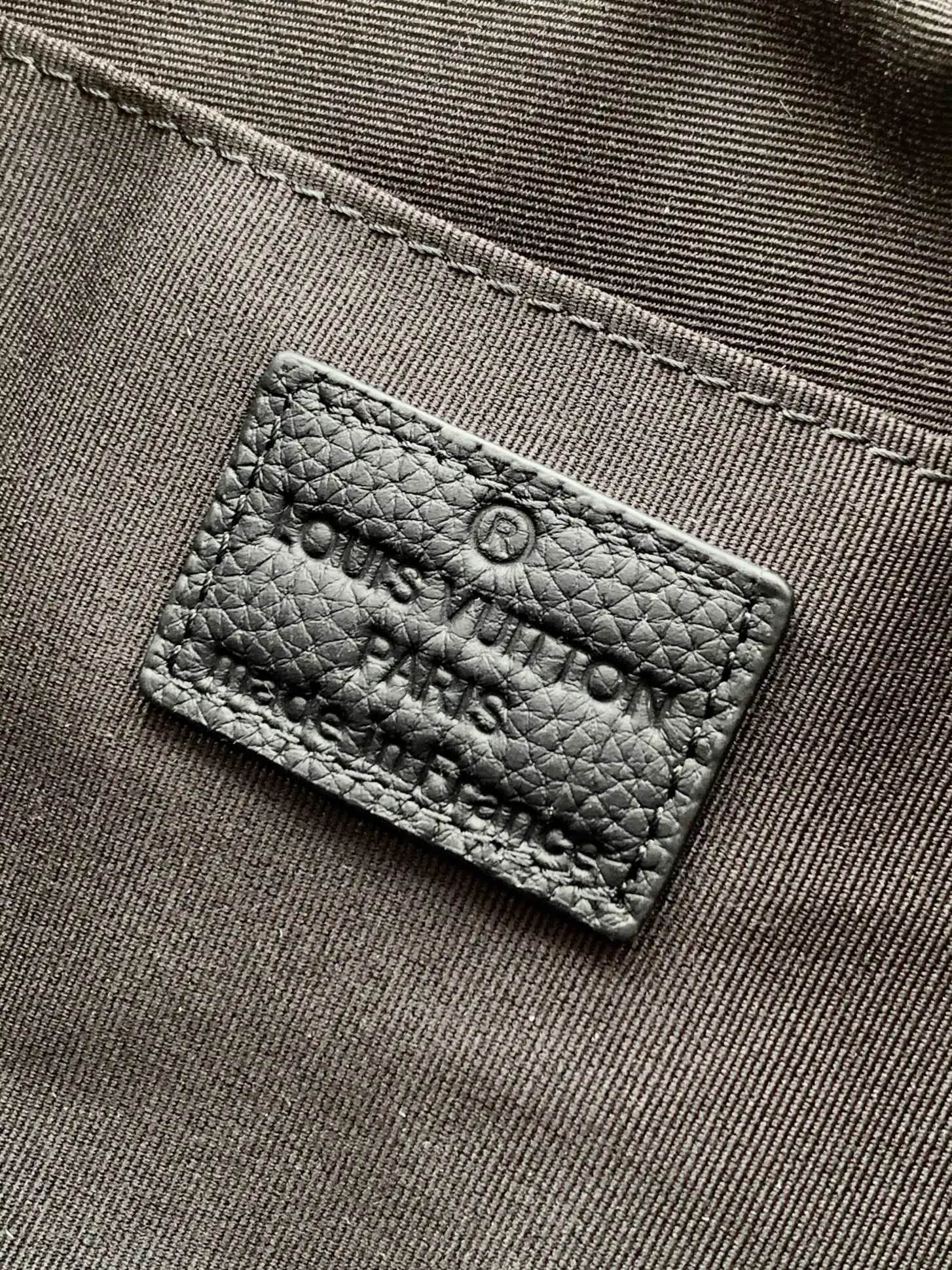 原单顶级M69825#黑色全皮压花， Fastline 邮差包以柔软牛皮革塑造贴身构型，可容纳手机、短款钱夹、记事本和耳机等日常所需。尺寸25x16x5.5------💰270