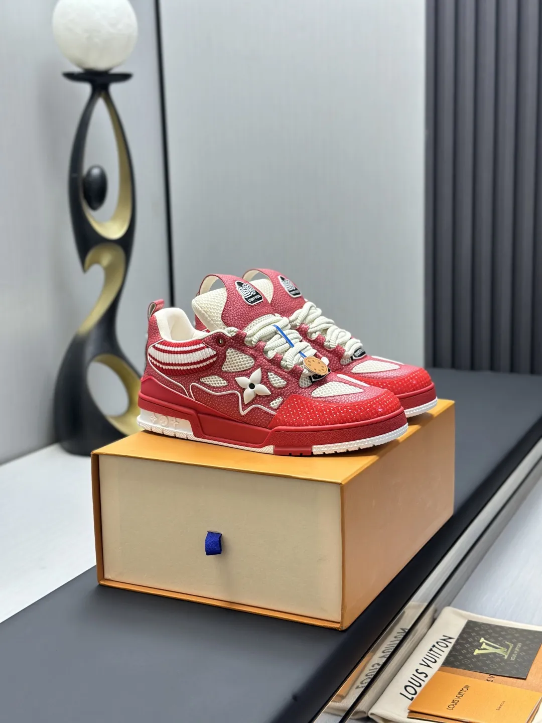 工厂直销&yen;350💰顶级版本 LV-路易威登-面包走秀新款 空胶工艺&middot;原版1：1开发复刻！！上脚非常舒适 奢侈用料，做工精细，中底印有欧洲制造英文字母 鞋面由意大利进口小牛皮拼接，侧边饰有品牌LOGO标志及签名，最新乳胶垫脚➕网布内里，脚感超舒适。原厂特供原版双色TPU组合大底。套包工艺 固特异缝合锁边 面料:独家定制头层牛皮 配件:独家私模Vuitton 标识， 内里:定制丝滑网里-头层丝绸牛皮内里 大底:TPU组合大底耐磨防滑防黄 垫脚:新款乳胶垫-网纱吸汗 专柜工艺:全电脑针车拉线 鞋头 后套 冷热定型 全套拉帮套楦中低logo花纹 专柜包装 -鞋带 证书 卡片 说明书 合格证 防尘袋 全网最齐包装 女款35-40男款38-46（38/46订做不退换！