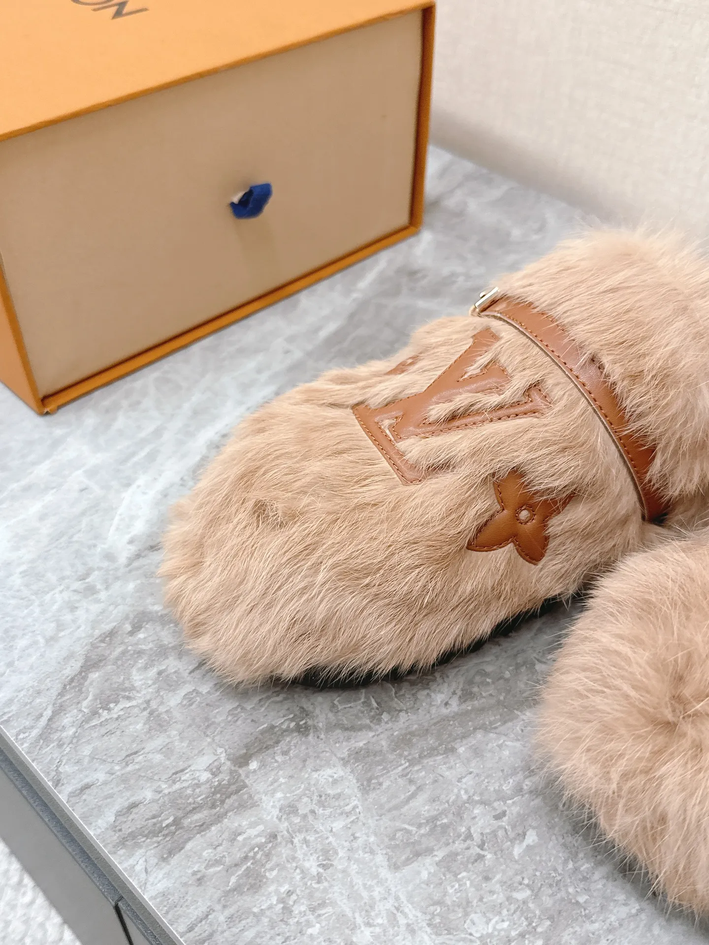 💰290 路易威登lv秋冬最新款毛毛拖鞋~ 这双毛拖也是好好看!皮质的就是非常高级呀!!!搭配秋冬的牛仔短裤 简直就是完美呀!穿上立马拥有理想的身高有没有! 大爱款,有时尚元素,鞋面外表 贵气感十足 穿上它总能展现女性时尚韵味 时尚却不过分张扬,鞋面水貂毛 满满的高级感 鞋面:进口羊卷毛 大底:原版开模防滑大底 码数:35-40