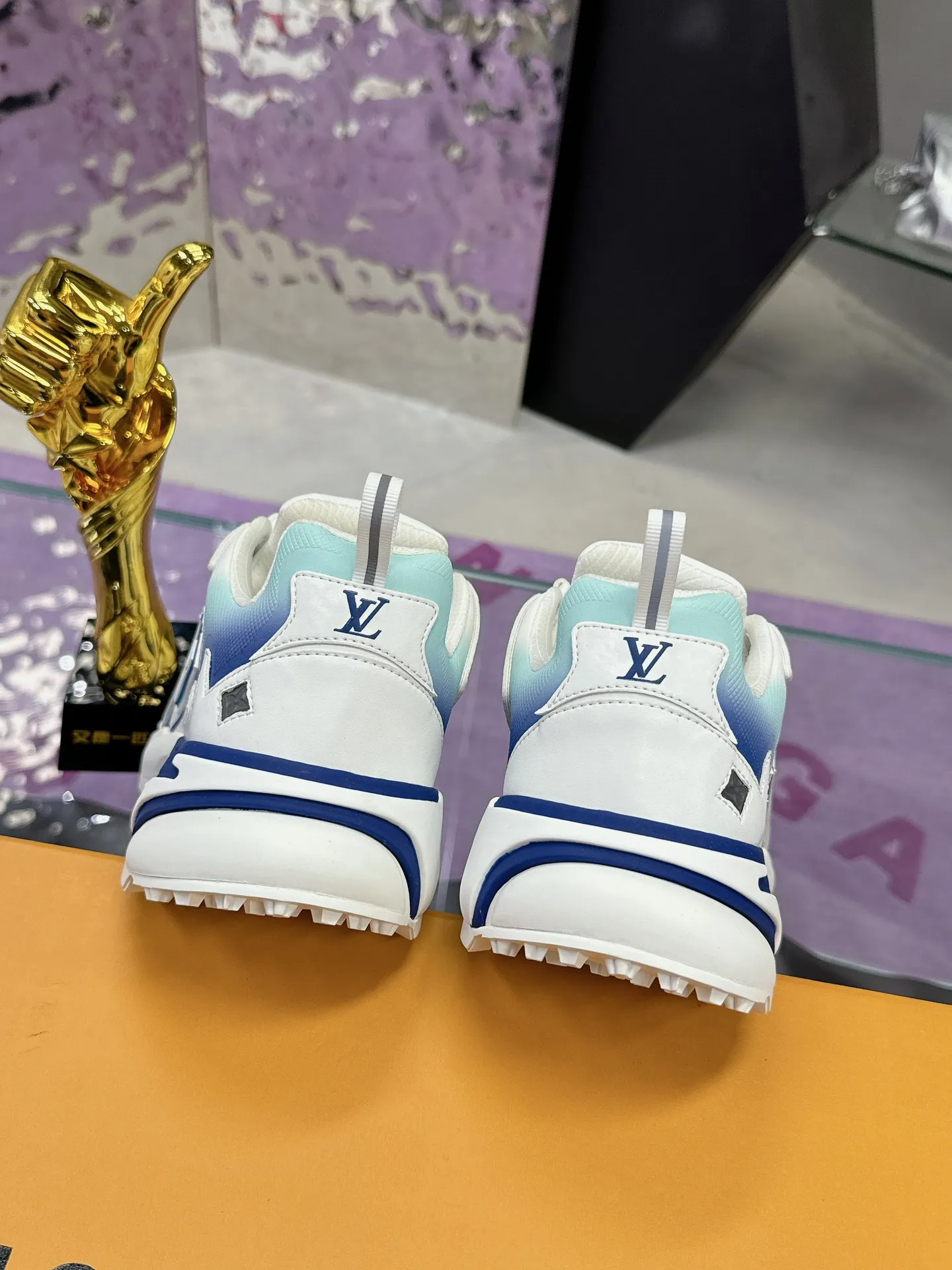 工厂价:380 (飞机盒➕10) Lv系列又加新颜色了 重磅回归 2025官方新颜色 渐变色系列颜色 增加中💓 春夏男装秀场推出 L* Runner Tatic 运动鞋:网格织物混合牛皮革,诠释跑鞋的设计精髓;反光 Monogram 花卉点缀侧面,舒适加衬鞋领、柔软科技内衬和轻盈橡胶外底完善整体。 Lv运动鞋 系列 专柜热卖中 Size 38-45 (46定制)