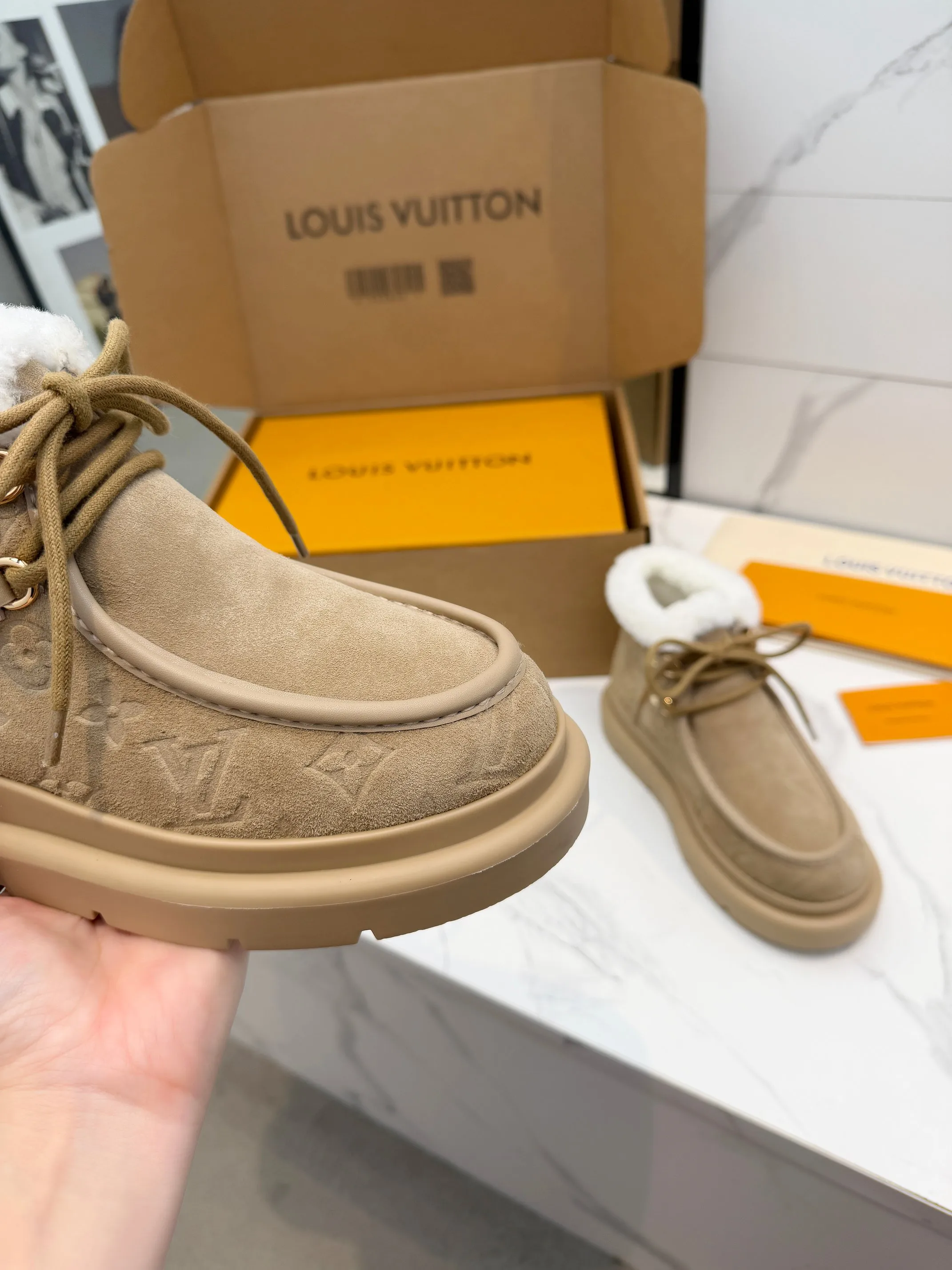 p270💰35-42(42订做不退换) Louis Vuitton秋冬最新毛靴 2025lv走秀款 鞋面:进口高丝光牛皮压花工艺 内里:毛 里超级暖和 原版开模发泡组合大底,全套精美包装