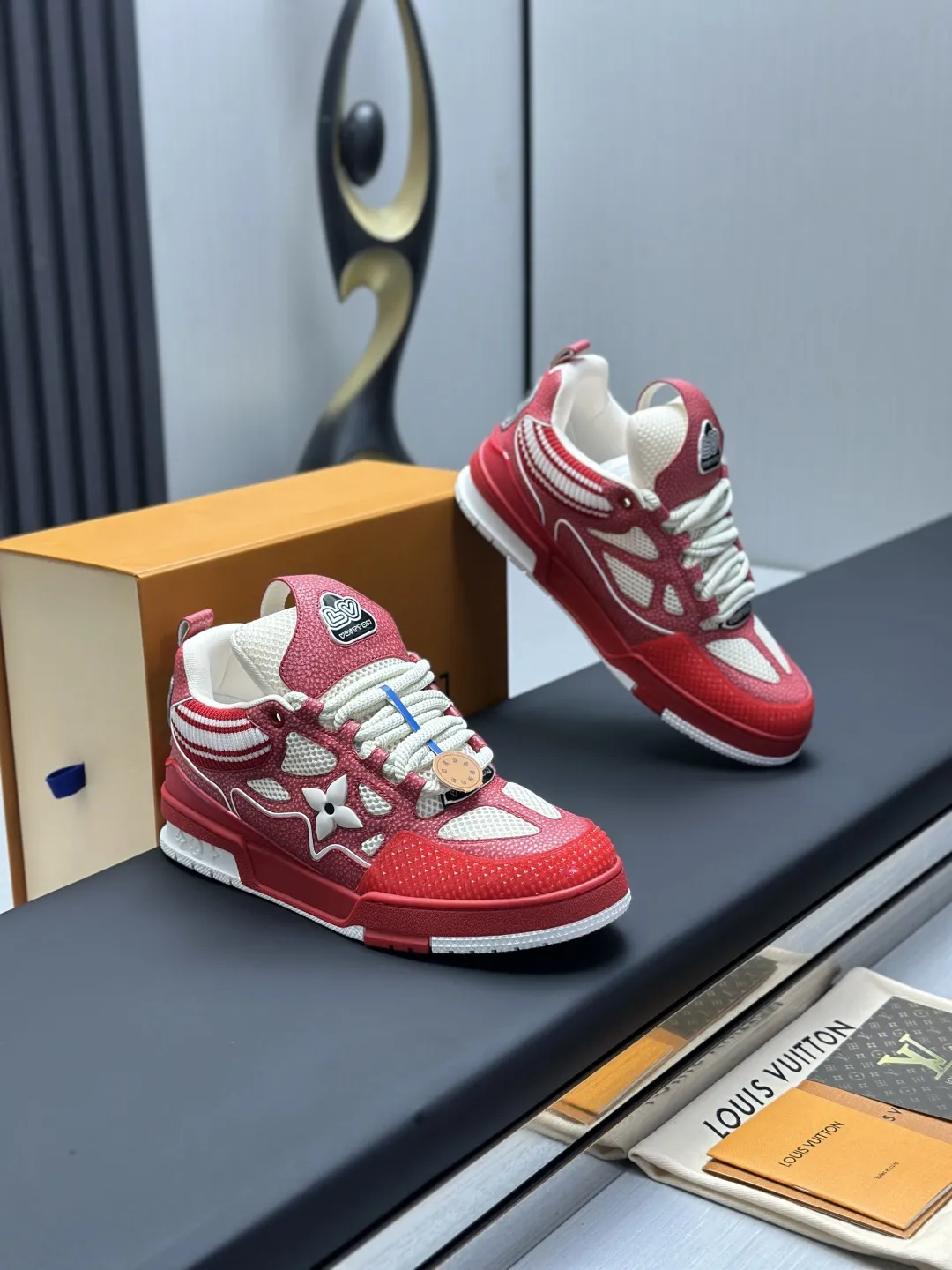 工厂直销&yen;350💰顶级版本 LV-路易威登-面包走秀新款 空胶工艺&middot;原版1：1开发复刻！！上脚非常舒适 奢侈用料，做工精细，中底印有欧洲制造英文字母 鞋面由意大利进口小牛皮拼接，侧边饰有品牌LOGO标志及签名，最新乳胶垫脚➕网布内里，脚感超舒适。原厂特供原版双色TPU组合大底。套包工艺 固特异缝合锁边 面料:独家定制头层牛皮 配件:独家私模Vuitton 标识， 内里:定制丝滑网里-头层丝绸牛皮内里 大底:TPU组合大底耐磨防滑防黄 垫脚:新款乳胶垫-网纱吸汗 专柜工艺:全电脑针车拉线 鞋头 后套 冷热定型 全套拉帮套楦中低logo花纹 专柜包装 -鞋带 证书 卡片 说明书 合格证 防尘袋 全网最齐包装 女款35-40男款38-46（38/46订做不退换！