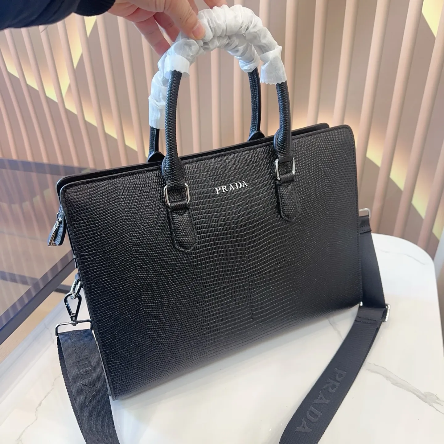 p310纯皮. Prada· 普拉达 公文包 最新男士手提单肩包🧸大容量超级实用 简约风、符合现代年轻人的审美、男士公文包、但是又偏休闲式的设计、实物特别高级 全部带有logo 尺寸:39*8*28cm gy