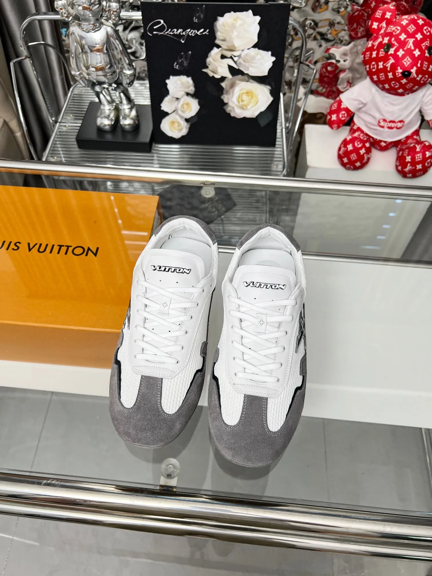 p310,LV新款情侣款薄底鞋,告别厚重,拥抱轻盈超薄底设计,赋予足下灵动自由,步履间尽显从容。复古德训鞋 .一双好鞋穿遍夏天 面料 : 定制网面绒面牛皮拼接 码数:35-46 欢迎传图下单