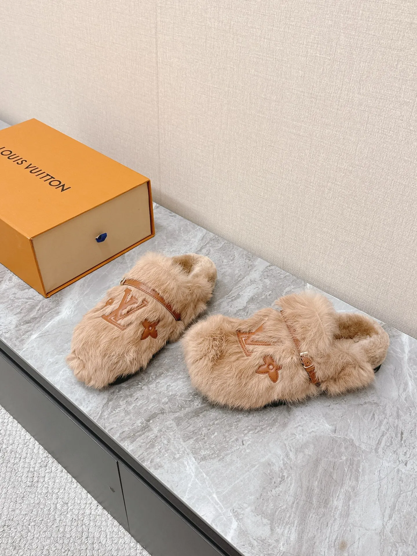💰290 路易威登lv秋冬最新款毛毛拖鞋～ 这双毛拖也是好好看！皮质的就是非常高级呀！！!搭配秋冬的牛仔短裤 简直就是完美呀！穿上立马拥有理想的身高有没有！ 大爱款，有时尚元素，鞋面外表 贵气感十足 穿上它总能展现女性时尚韵味 时尚却不过分张扬，鞋面水貂毛 满满的高级感 鞋面：进口羊卷毛 大底：原版开模防滑大底 码数：35-40