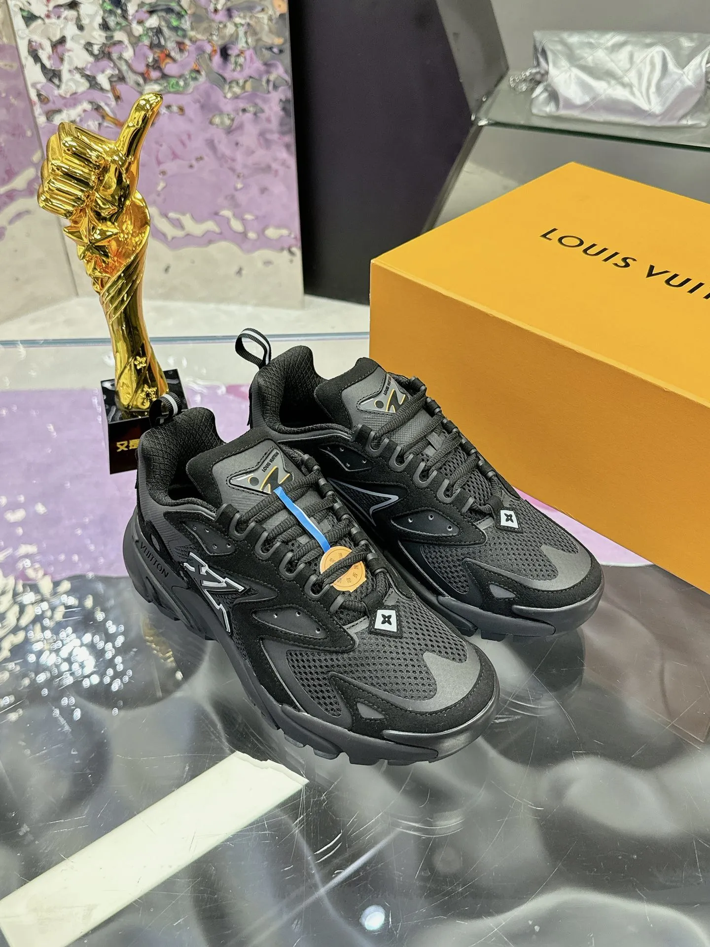 工厂价:380 (飞机盒➕10) Lv系列又加新颜色了 重磅回归 2025官方新颜色 渐变色系列颜色 增加中💓 春夏男装秀场推出 L* Runner Tatic 运动鞋:网格织物混合牛皮革,诠释跑鞋的设计精髓;反光 Monogram 花卉点缀侧面,舒适加衬鞋领、柔软科技内衬和轻盈橡胶外底完善整体。 Lv运动鞋 系列 专柜热卖中 Size 38-45 (46定制)