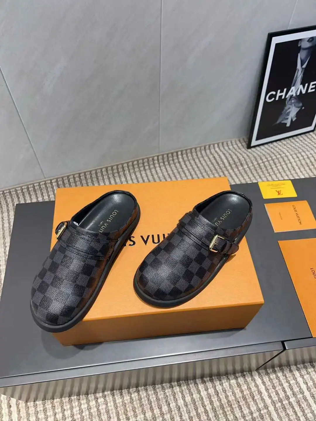 p240 35到41 louis vuitton lv 25ss新款勃肯拖鞋 可可爱爱、脚感简直不要太好 侧面logo扣点睛之笔 简约又高级 露跟设计 即穿即走 懒人福音 上脚效果极佳 闭眼入 原版购入开发 鞋面:进口磨砂皮进+老花超纤 五金扣原版开模 内里垫脚:羊皮 鞋底:原版开模高密度Tpu大底