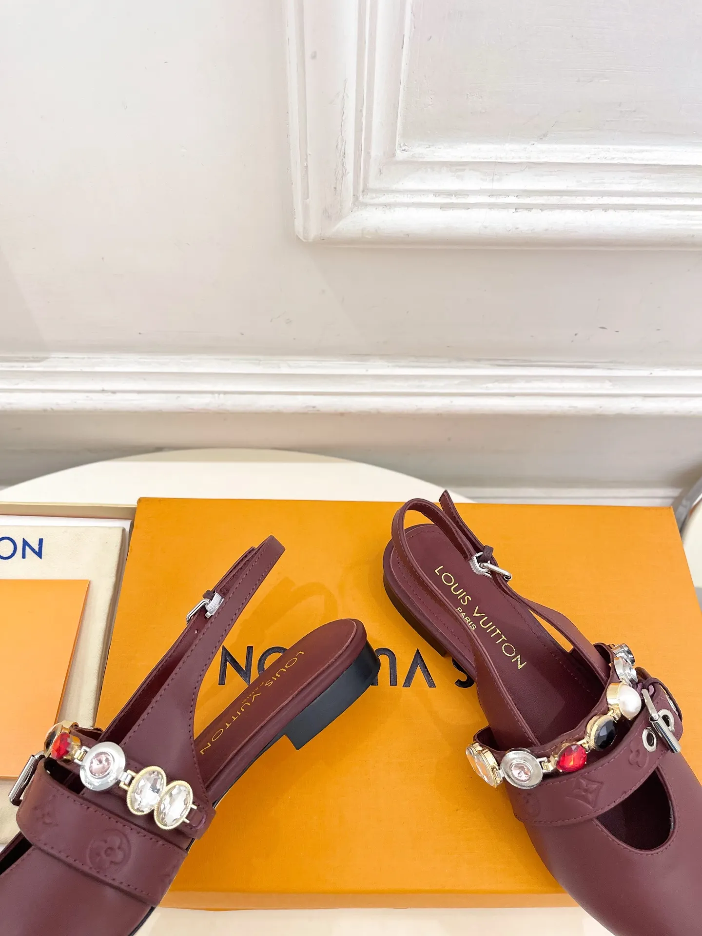 LV | 路易威登 26𝐬𝐬 🧡💚2026春夏新款 顶级版本⚠️ 专柜主打最新款 LV VIBE 珠宝链条尖头露跟平底鞋 系列硬货上新🆕 ❥BS代购级别！高级感十足！国内外博主刷爆的一款，复古又时髦 上脚美炸了！官网主推款★ ━━━━━ ЅᏇєєt ━━━━━ ▪️鞋面：原版特定小牛皮 ▪️内里：进口羊皮里 ▪️大底：原版意大利真皮大底 ▪️跟高：1.5cm/5.5cm ▪️鞋码：35-39（40.41定制） ▪️出厂价：💰360