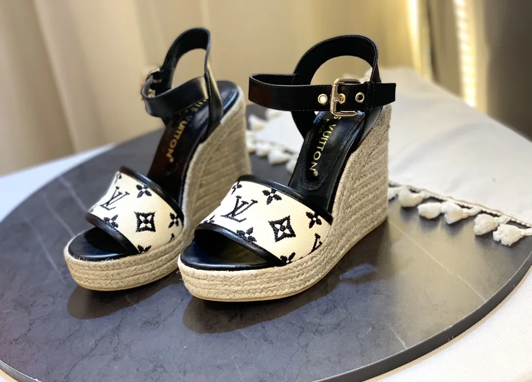 p240 最新款 坡跟跟高11cm 代购级&mdash;&mdash;&mdash;&mdash;很爆的一款 lv2023新款新色系 电绣工艺 精美 精细 &mdash;&mdash;&mdash;&mdash;原版解拆 1/1复制 ★上脚超显脚小 非常舒适 显瘦又显白 鞋面原版电绣 复古美 ★内里 羊皮 ★原版大底 ★原版开模 大底 防滑 ★码数35-42