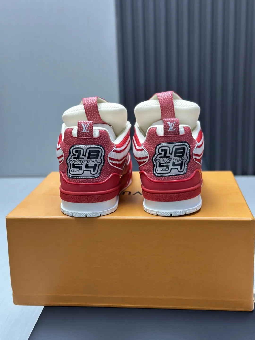 工厂直销&yen;350💰顶级版本 LV-路易威登-面包走秀新款 空胶工艺&middot;原版1：1开发复刻！！上脚非常舒适 奢侈用料，做工精细，中底印有欧洲制造英文字母 鞋面由意大利进口小牛皮拼接，侧边饰有品牌LOGO标志及签名，最新乳胶垫脚➕网布内里，脚感超舒适。原厂特供原版双色TPU组合大底。套包工艺 固特异缝合锁边 面料:独家定制头层牛皮 配件:独家私模Vuitton 标识， 内里:定制丝滑网里-头层丝绸牛皮内里 大底:TPU组合大底耐磨防滑防黄 垫脚:新款乳胶垫-网纱吸汗 专柜工艺:全电脑针车拉线 鞋头 后套 冷热定型 全套拉帮套楦中低logo花纹 专柜包装 -鞋带 证书 卡片 说明书 合格证 防尘袋 全网最齐包装 女款35-40男款38-46（38/46订做不退换！