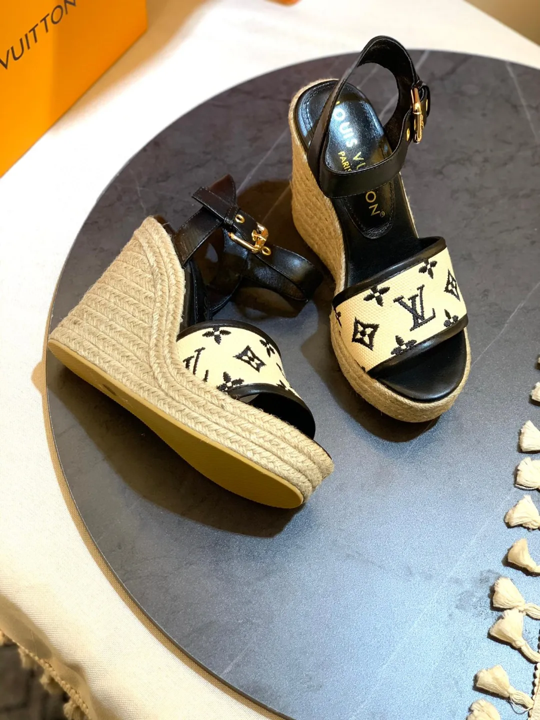 p240 最新款 坡跟跟高11cm 代购级&mdash;&mdash;&mdash;&mdash;很爆的一款 lv2023新款新色系 电绣工艺 精美 精细 &mdash;&mdash;&mdash;&mdash;原版解拆 1/1复制 ★上脚超显脚小 非常舒适 显瘦又显白 鞋面原版电绣 复古美 ★内里 羊皮 ★原版大底 ★原版开模 大底 防滑 ★码数35-42