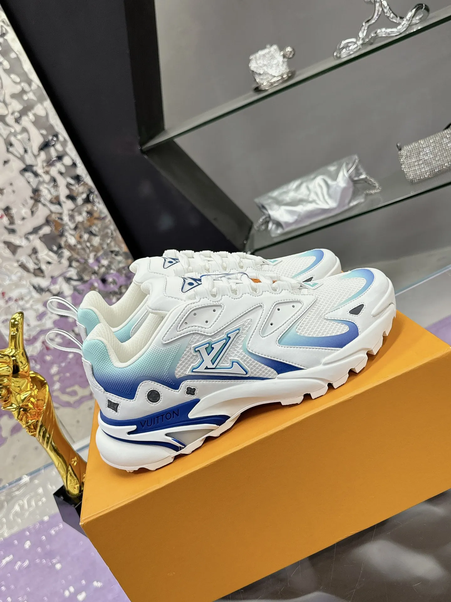 工厂价：380 （飞机盒➕10） Lv系列又加新颜色了 重磅回归 2025官方新颜色 渐变色系列颜色 增加中💓 春夏男装秀场推出 L* Runner Tatic 运动鞋：网格织物混合牛皮革，诠释跑鞋的设计精髓；反光 Monogram 花卉点缀侧面，舒适加衬鞋领、柔软科技内衬和轻盈橡胶外底完善整体。 Lv运动鞋 系列 专柜热卖中 Size 38-45 （46定制）