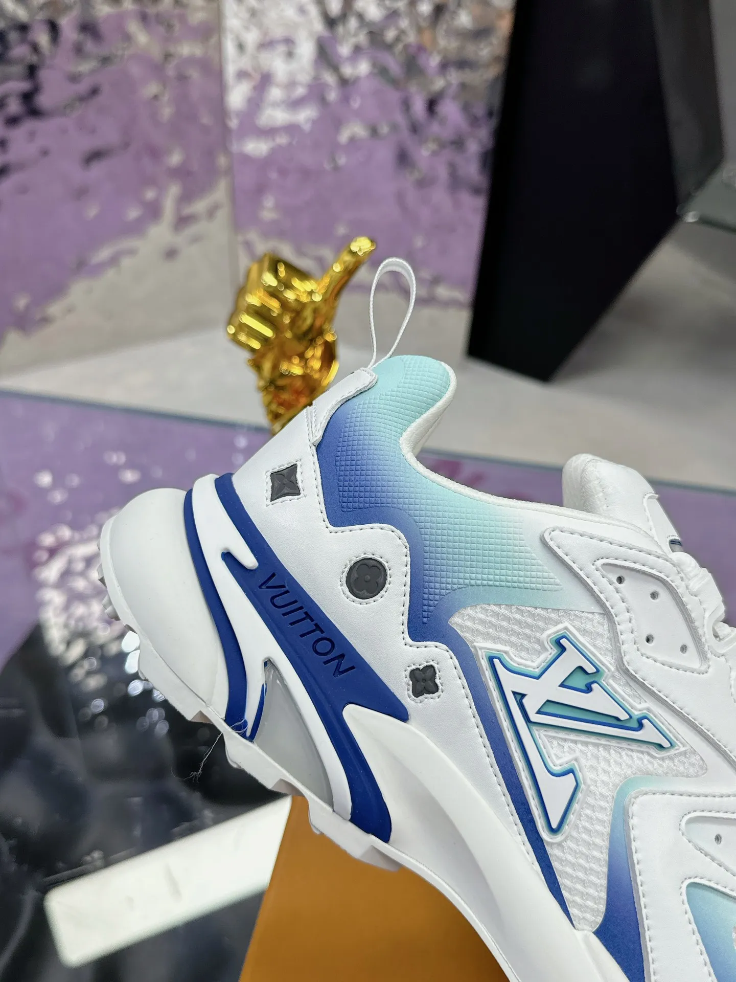 工厂价：380 （飞机盒➕10） Lv系列又加新颜色了 重磅回归 2025官方新颜色 渐变色系列颜色 增加中💓 春夏男装秀场推出 L* Runner Tatic 运动鞋：网格织物混合牛皮革，诠释跑鞋的设计精髓；反光 Monogram 花卉点缀侧面，舒适加衬鞋领、柔软科技内衬和轻盈橡胶外底完善整体。 Lv运动鞋 系列 专柜热卖中 Size 38-45 （46定制）