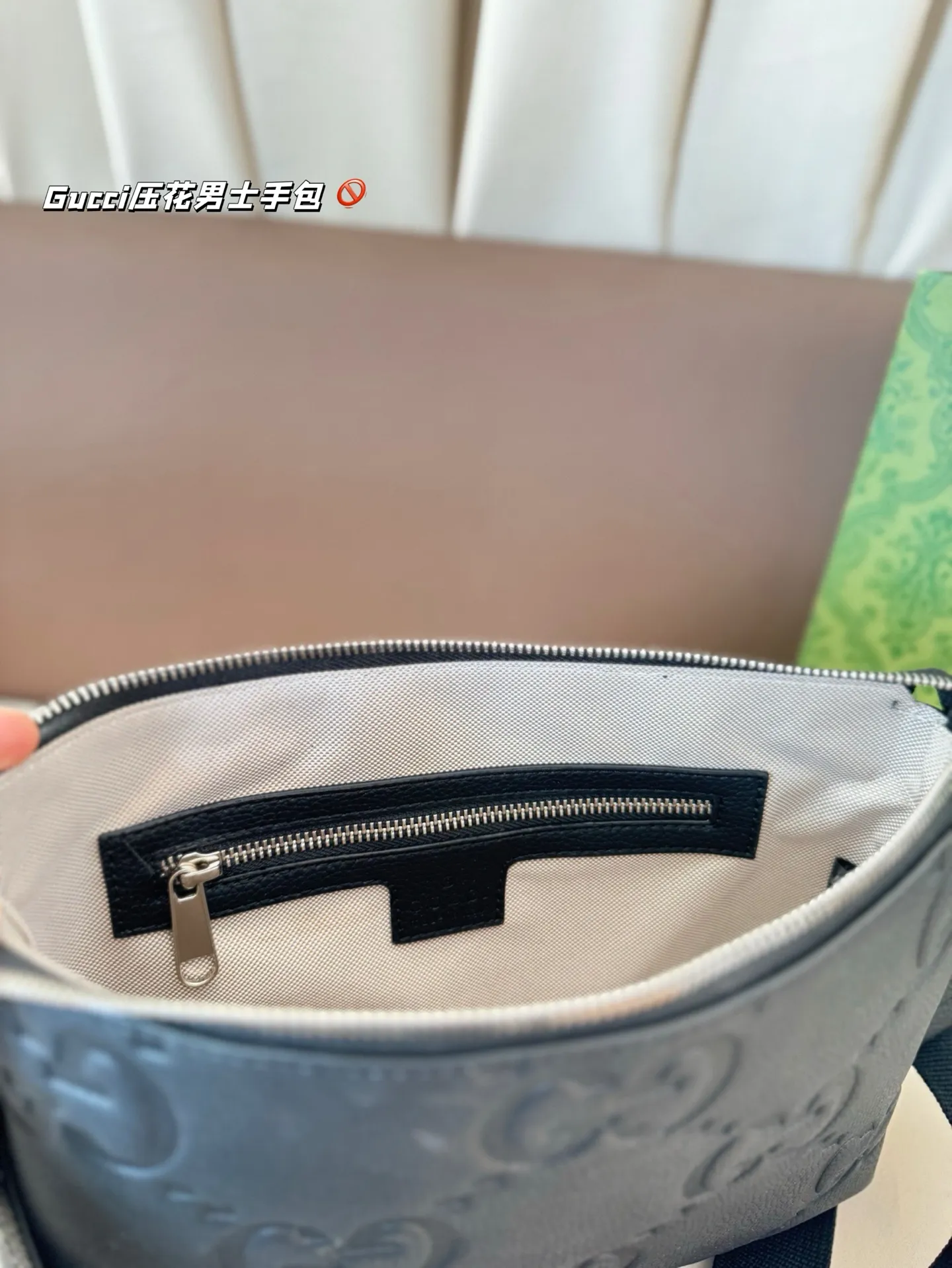 P130 Gucci压花 新款男士手包,可斜挎!很酷的男包来喽看起来十分时尚且年轻。斜挎也不显大当收纳空间真心不错,拿取东西时十分方便当肩带可以自由调节长度,任何身高都没问题 尺寸:29*22