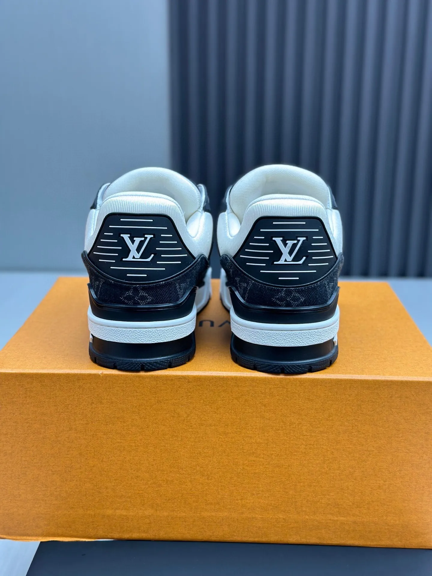 广版高版本P280 🔥🔥🔥芯片感应✅ 驴家LV Trainer 原版完美楦型 大厂出产 品控胜过市面百分之95 TPU大底材料。独家底磨 开发费2w+ 质感媲美原版 密集度超高 区别于同行色泽质感 意大利进口头层一刀切小牛皮 皮料厚实度韧性高于市面 原版垫脚聚米微料加透气英伦网布 都是按打造开发 不偷半点料 不掺半点假 细节原版一致✅可对比 全包套原版包装配件 目前市面一梯队级别 ⚠️市场太杂请注意混卖版本 可区别材料 版型 质感 包装配件 一切肉眼可见的细节。 女码：35-40，男码：38-45（38.45-47定做）