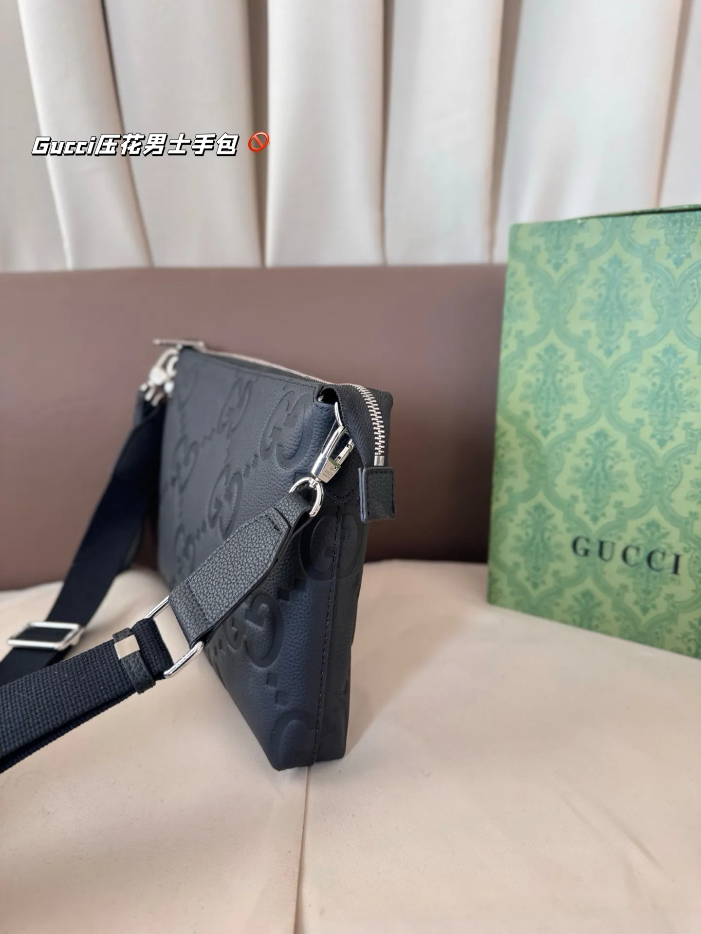 P130 Gucci压花 新款男士手包,可斜挎!很酷的男包来喽看起来十分时尚且年轻。斜挎也不显大当收纳空间真心不错,拿取东西时十分方便当肩带可以自由调节长度,任何身高都没问题 尺寸:29*22