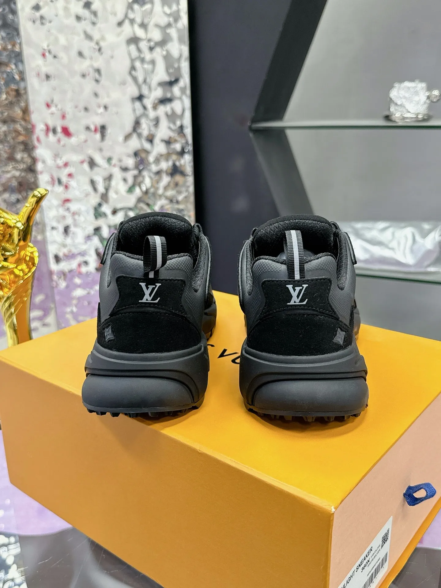 工厂价：380 （飞机盒➕10） Lv系列又加新颜色了 重磅回归 2025官方新颜色 渐变色系列颜色 增加中💓 春夏男装秀场推出 L* Runner Tatic 运动鞋：网格织物混合牛皮革，诠释跑鞋的设计精髓；反光 Monogram 花卉点缀侧面，舒适加衬鞋领、柔软科技内衬和轻盈橡胶外底完善整体。 Lv运动鞋 系列 专柜热卖中 Size 38-45 （46定制）