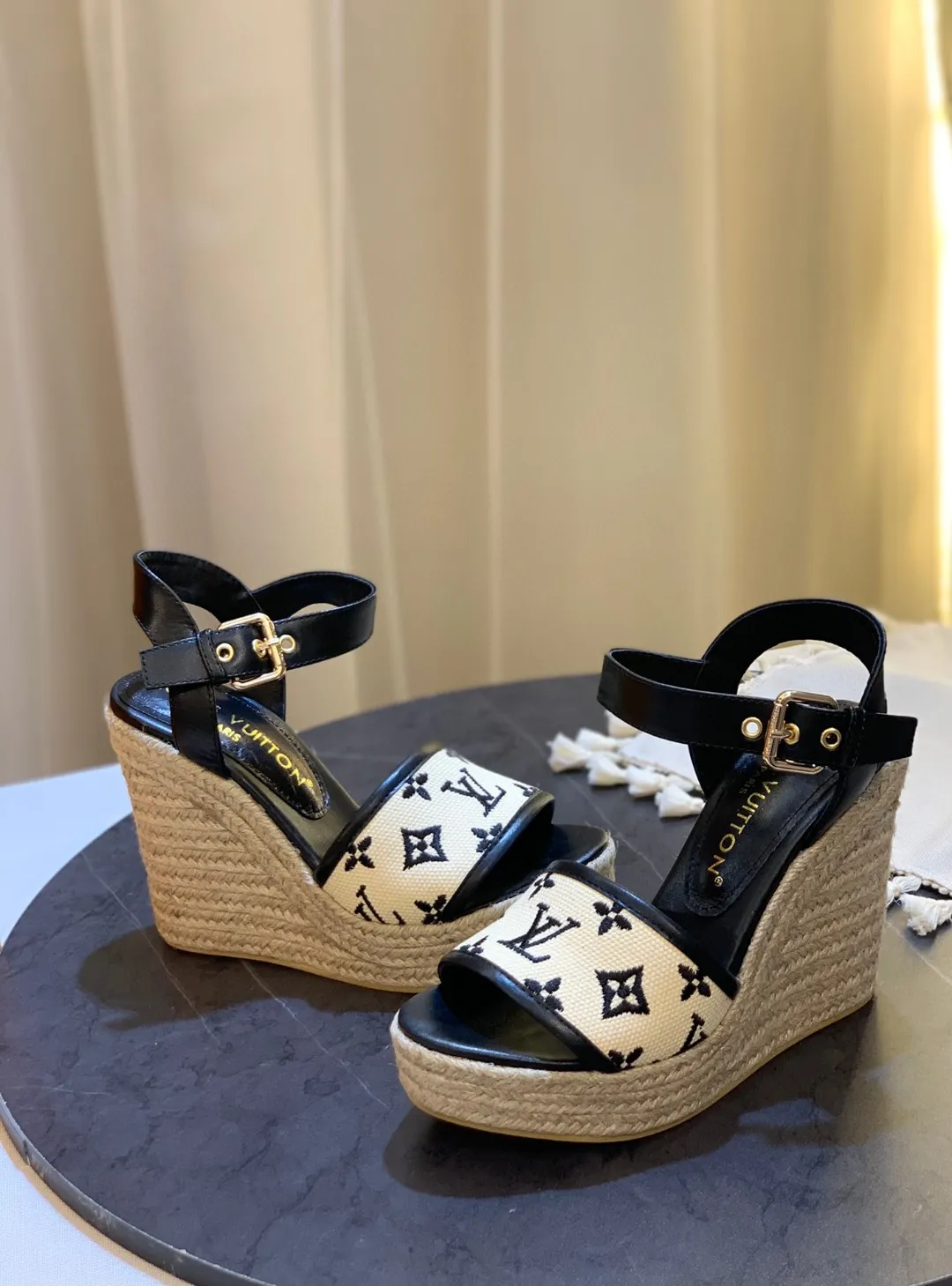 p240 最新款 坡跟跟高11cm 代购级————很爆的一款 lv2023新款新色系 电绣工艺 精美 精细 ————原版解拆 1/1复制 ★上脚超显脚小 非常舒适 显瘦又显白 鞋面原版电绣 复古美 ★内里 羊皮 ★原版大底 ★原版开模 大底 防滑 ★码数35-42