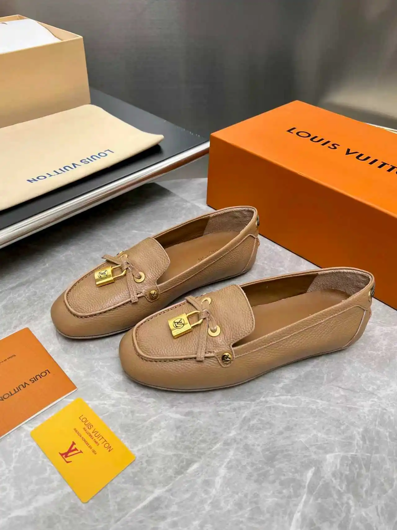 p270🇫🇷 𝙇𝙤𝙪𝙞𝙨 𝙑𝙪𝙞𝙩𝙩𝙤𝙣 🇫🇷路易威登𝓛𝓿 𝓣𝓻𝓪𝓲𝓷𝓮𝓻新款 【Arizona豆豆鞋系列】 其手工漆绘染边及手工缝制鞋面充分展现了路易威登的传统制鞋工艺。这款便鞋十分轻便，鞋舌与鞋帮一体式构造令其尤其舒适灵活，☑️☑️☑️同时柔软外底配有橡胶衬垫。饰有相搭配的饰带。 鞋面：头层牛皮，内里牛皮 Size：35-42