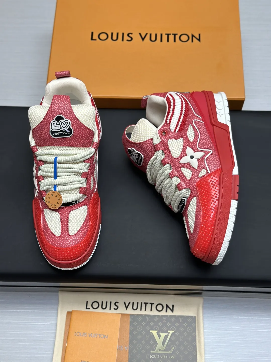 工厂直销&yen;350💰顶级版本 LV-路易威登-面包走秀新款 空胶工艺&middot;原版1：1开发复刻！！上脚非常舒适 奢侈用料，做工精细，中底印有欧洲制造英文字母 鞋面由意大利进口小牛皮拼接，侧边饰有品牌LOGO标志及签名，最新乳胶垫脚➕网布内里，脚感超舒适。原厂特供原版双色TPU组合大底。套包工艺 固特异缝合锁边 面料:独家定制头层牛皮 配件:独家私模Vuitton 标识， 内里:定制丝滑网里-头层丝绸牛皮内里 大底:TPU组合大底耐磨防滑防黄 垫脚:新款乳胶垫-网纱吸汗 专柜工艺:全电脑针车拉线 鞋头 后套 冷热定型 全套拉帮套楦中低logo花纹 专柜包装 -鞋带 证书 卡片 说明书 合格证 防尘袋 全网最齐包装 女款35-40男款38-46（38/46订做不退换！