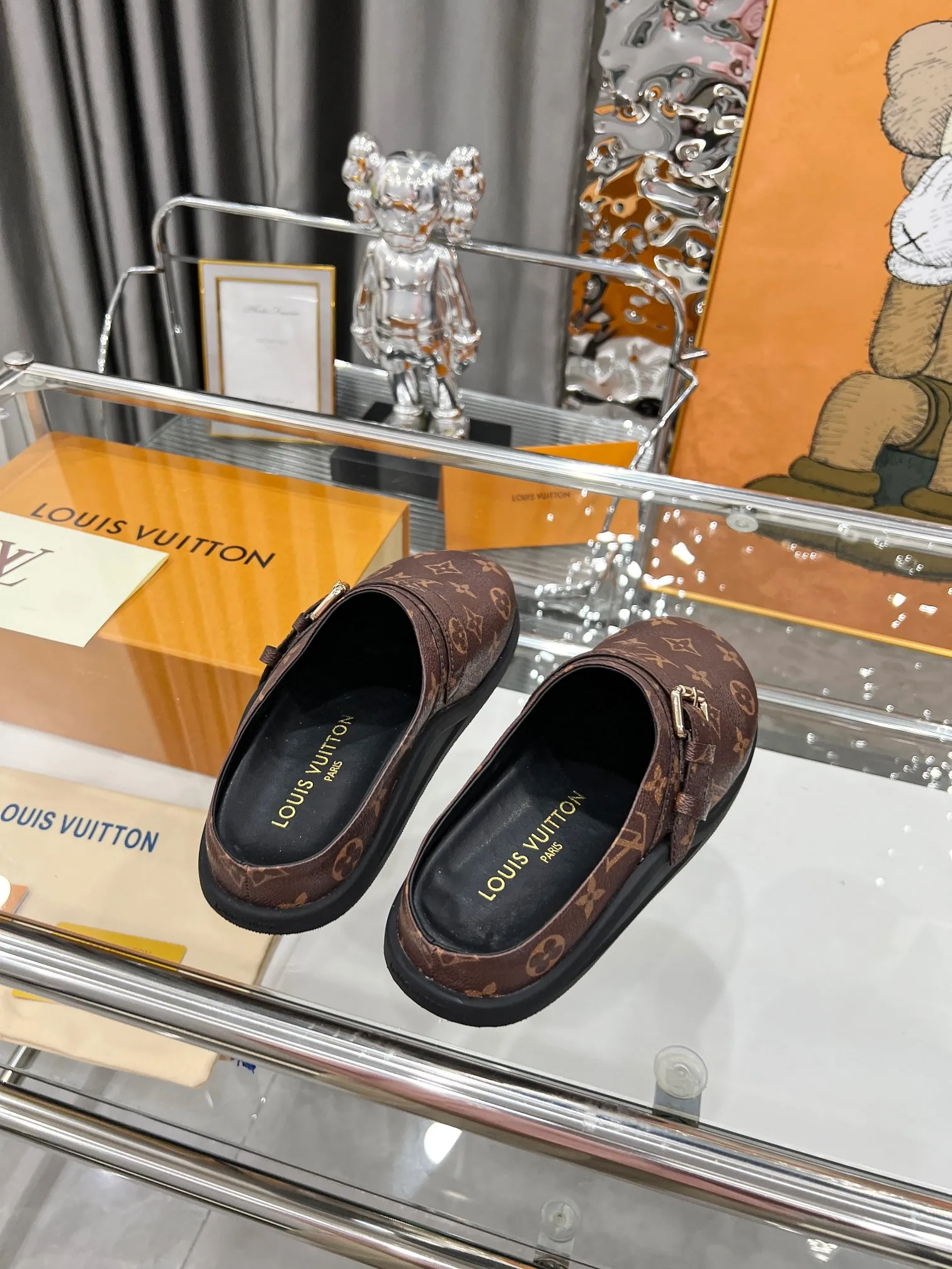 p220工厂现货 Louis Vuitton路易威登,勃肯拖鞋升级款 1:1高级定制,LV Easy 凉拖取材绒面牛皮革,以 Monogram 图案彰显潮流风范。LV 字母点亮可调节饰带,韧性鞋垫和微型外底实现轻盈舒适。 面料 : 定制绒面牛皮压印 Monogram 图案,内里 :羊皮,原版楦鞋, 码数 : 35—41, 带图下单,欢迎传图砸单,