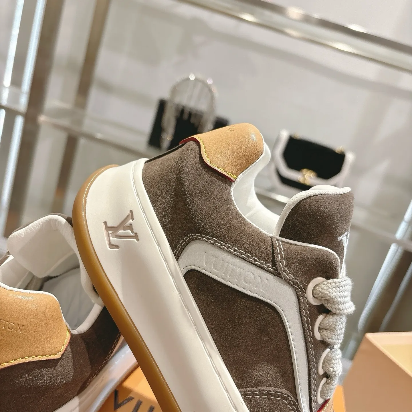 出厂💰300（顶级版本） LV 路易威登 26ss新款男士 运动鞋 休闲鞋 原版空胶工艺&middot;上脚非常舒适 奢侈用料 做工精细 中底印有欧洲制造英文字母 鞋面由意大利进口小牛皮拼接 侧边饰有品牌LOGO标志及签名 最新乳胶垫脚➕网布内里，脚感超舒适 原厂特供原版双色TPU组合大底 套包工艺 固特异缝合锁边 独家定制头层牛皮 工艺全电脑针车拉线 鞋头 后套 冷热定型 全套拉帮套楦中低logo花纹 码数：女35-40、男39-45（女40、男39定做）