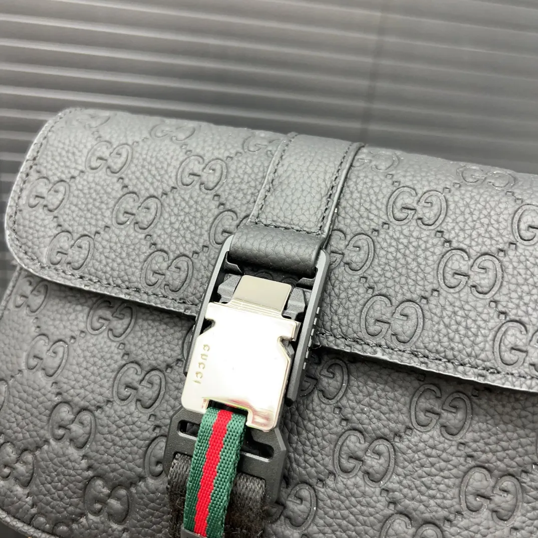 P175 Gucci 古奇 单肩包 男包 斜挎包 采用精湛镶嵌细工,经典百搭 实物拍摄 原厂原版面料 高端品质 配送防尘袋 21 x 17 cm。