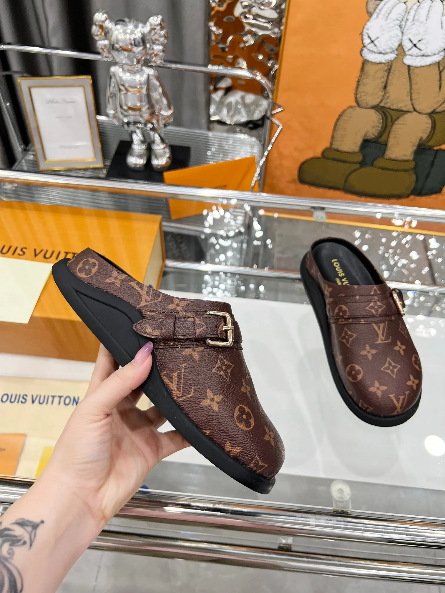 p220工厂现货 Louis Vuitton路易威登,勃肯拖鞋升级款 1:1高级定制,LV Easy 凉拖取材绒面牛皮革,以 Monogram 图案彰显潮流风范。LV 字母点亮可调节饰带,韧性鞋垫和微型外底实现轻盈舒适。 面料 : 定制绒面牛皮压印 Monogram 图案,内里 :羊皮,原版楦鞋, 码数 : 35—41, 带图下单,欢迎传图砸单,