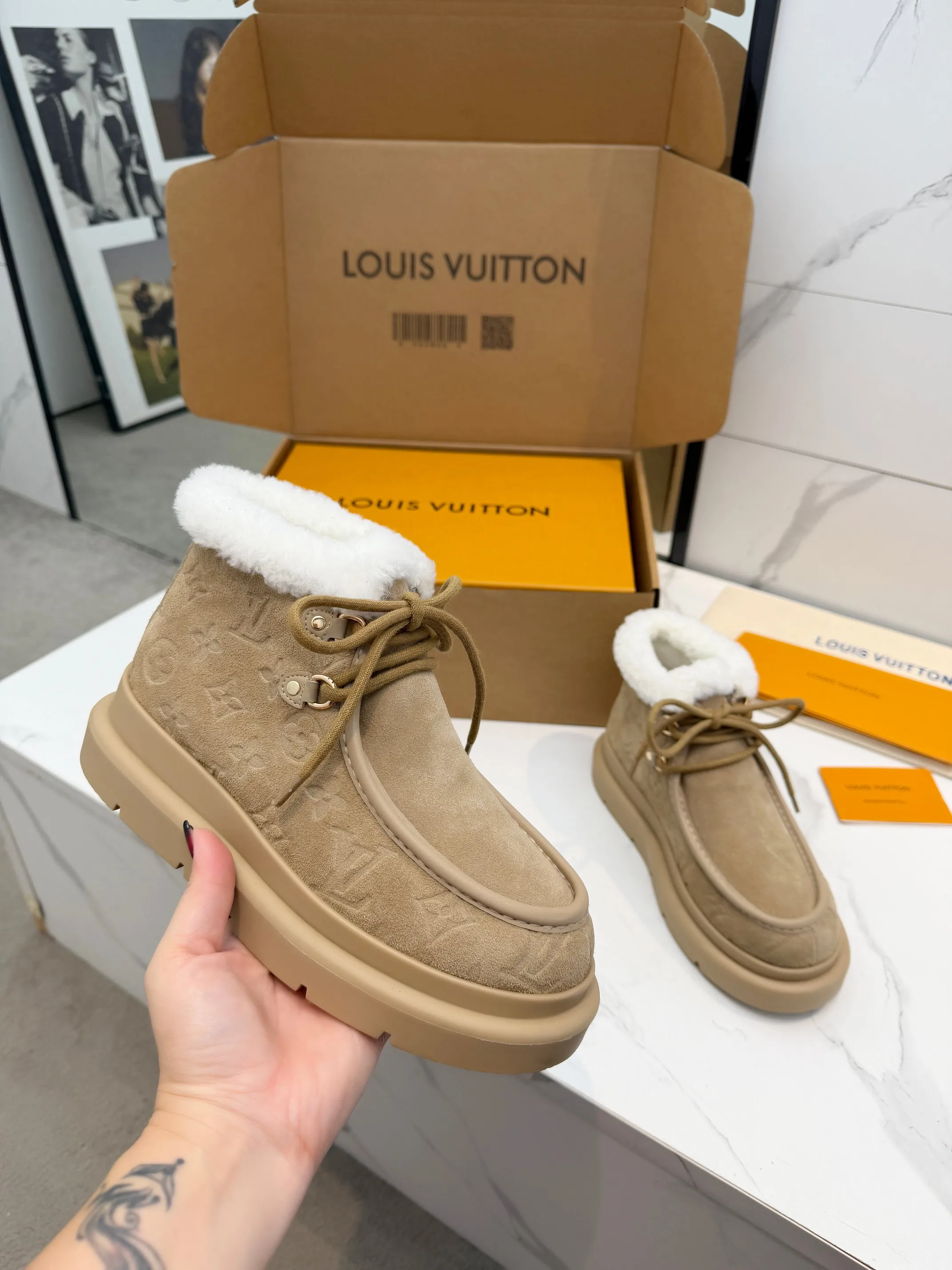 p270💰35-42（42订做不退换） Louis Vuitton秋冬最新毛靴 2025lv走秀款 鞋面：进口高丝光牛皮压花工艺 内里：毛 里超级暖和 原版开模发泡组合大底，全套精美包装