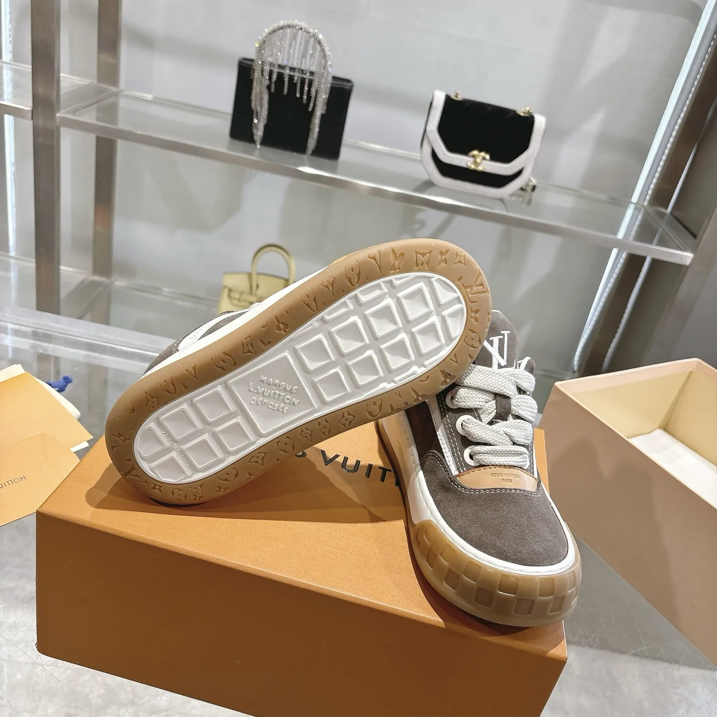 出厂💰300(顶级版本) LV 路易威登 26ss新款男士 运动鞋 休闲鞋 原版空胶工艺·上脚非常舒适 奢侈用料 做工精细 中底印有欧洲制造英文字母 鞋面由意大利进口小牛皮拼接 侧边饰有品牌LOGO标志及签名 最新乳胶垫脚➕网布内里,脚感超舒适 原厂特供原版双色TPU组合大底 套包工艺 固特异缝合锁边 独家定制头层牛皮 工艺全电脑针车拉线 鞋头 后套 冷热定型 全套拉帮套楦中低logo花纹 码数:女35-40、男39-45(女40、男39定做)