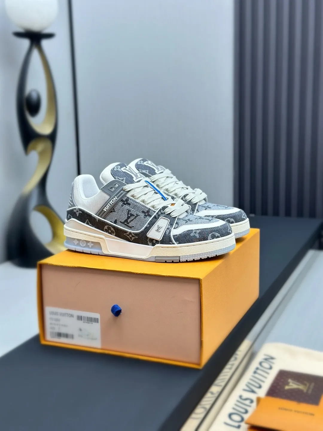 广版高版本P280 🔥🔥🔥芯片感应✅ 驴家LV Trainer 原版完美楦型 大厂出产 品控胜过市面百分之95 TPU大底材料。独家底磨 开发费2w+ 质感媲美原版 密集度超高 区别于同行色泽质感 意大利进口头层一刀切小牛皮 皮料厚实度韧性高于市面 原版垫脚聚米微料加透气英伦网布 都是按打造开发 不偷半点料 不掺半点假 细节原版一致✅可对比 全包套原版包装配件 目前市面一梯队级别 ⚠️市场太杂请注意混卖版本 可区别材料 版型 质感 包装配件 一切肉眼可见的细节。 女码：35-40，男码：38-45（38.45-47定做）