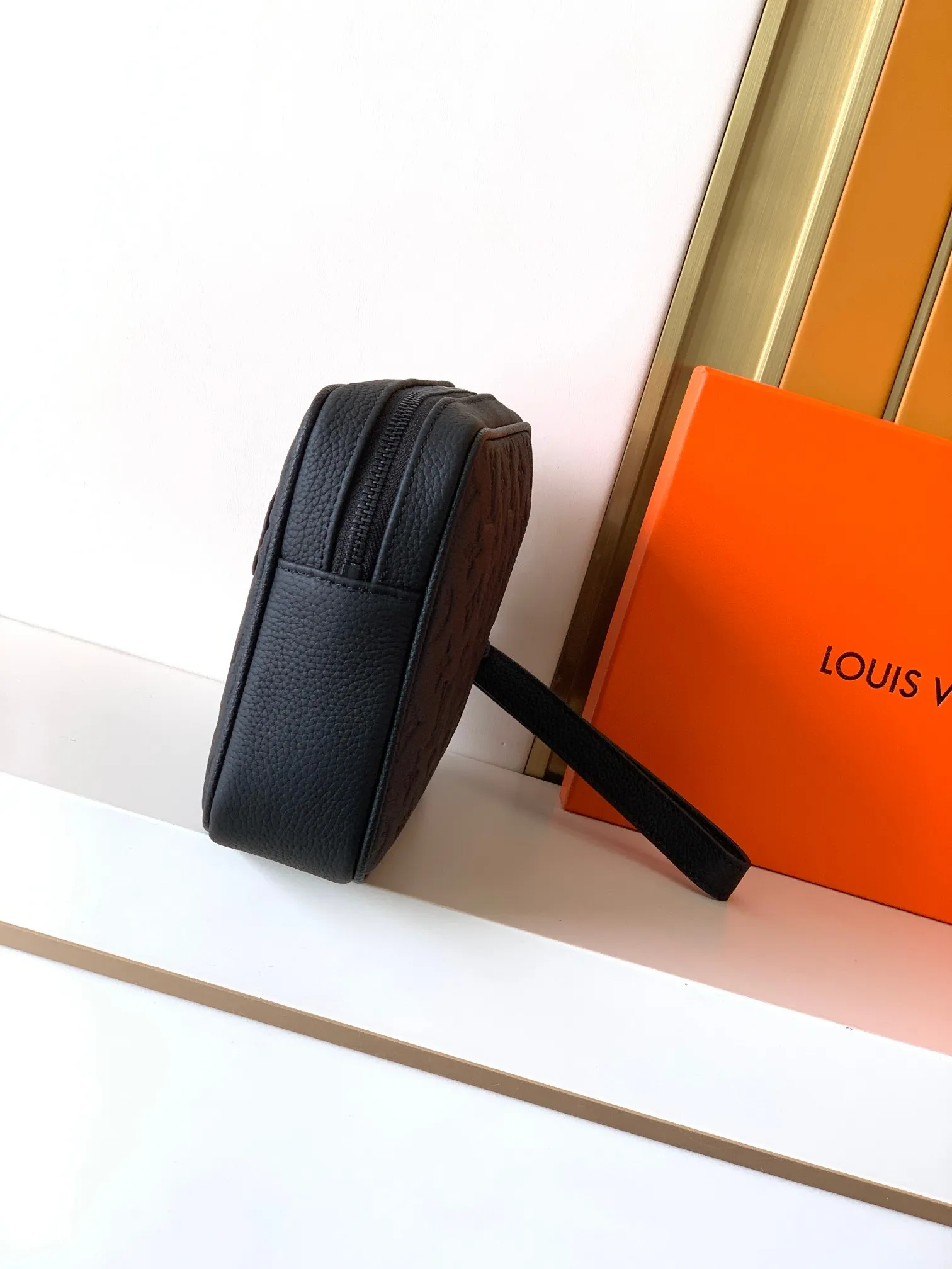 原单顶级M69825#黑色全皮压花, Fastline 邮差包以柔软牛皮革塑造贴身构型,可容纳手机、短款钱夹、记事本和耳机等日常所需。尺寸25x16x5.5------💰270