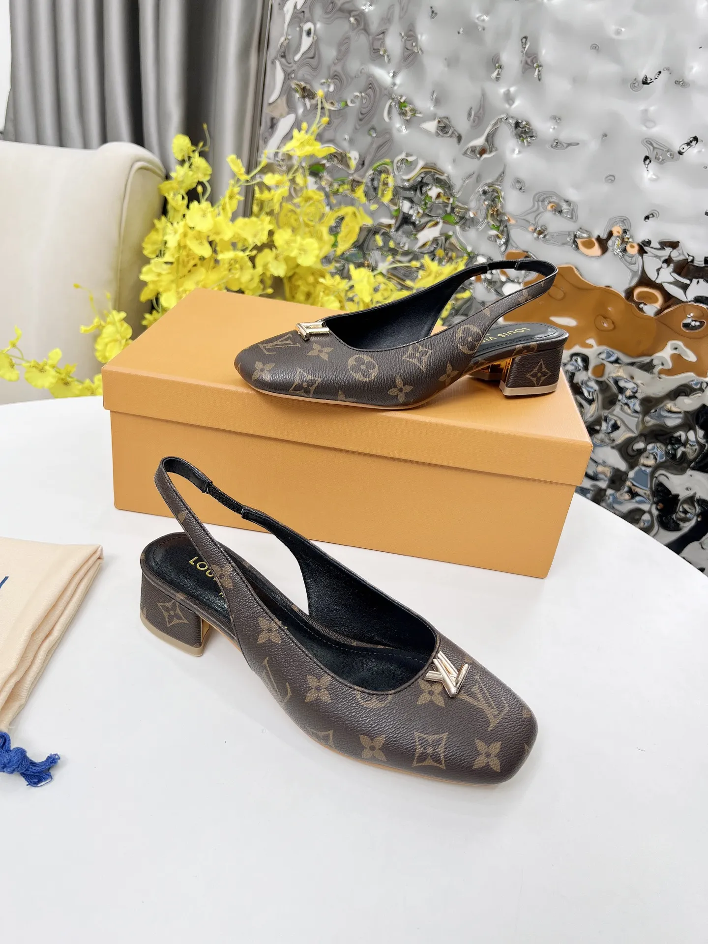 上新啦，2025LOUIS VUITTON 专柜经典款，经典永流传！做工用料都和原版同步， 内里/垫脚；羊皮 跟高：3.5cm 码数 35-41 橡胶底， 颜色：四色可入（黑牛漆皮，白色牛漆皮，黑色牛皮，LV老花皮） 带全套包装P190