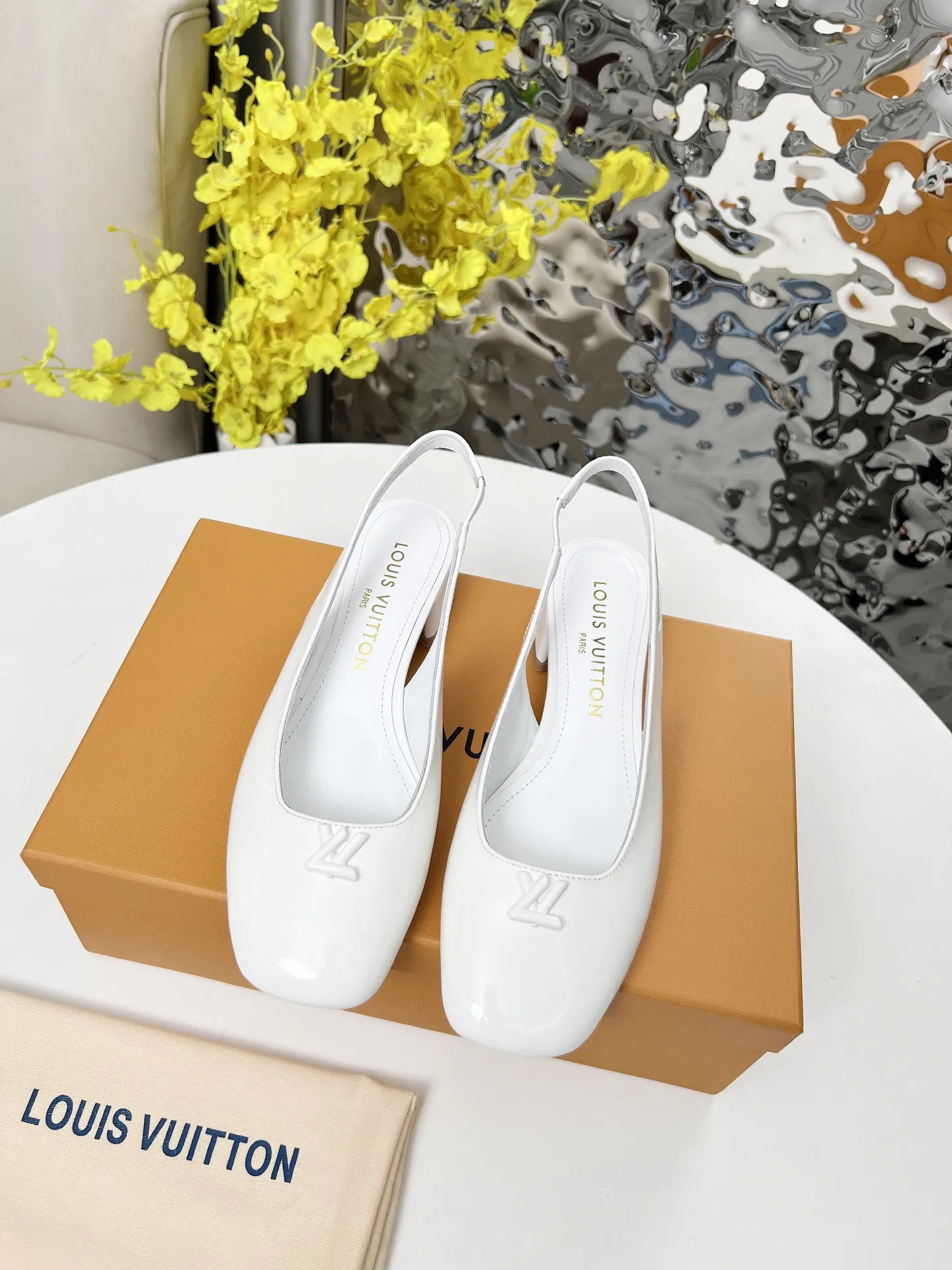 上新啦，2025LOUIS VUITTON 专柜经典款，经典永流传！做工用料都和原版同步， 内里/垫脚；羊皮 跟高：3.5cm 码数 35-41 橡胶底， 颜色：四色可入（黑牛漆皮，白色牛漆皮，黑色牛皮，LV老花皮） 带全套包装P190
