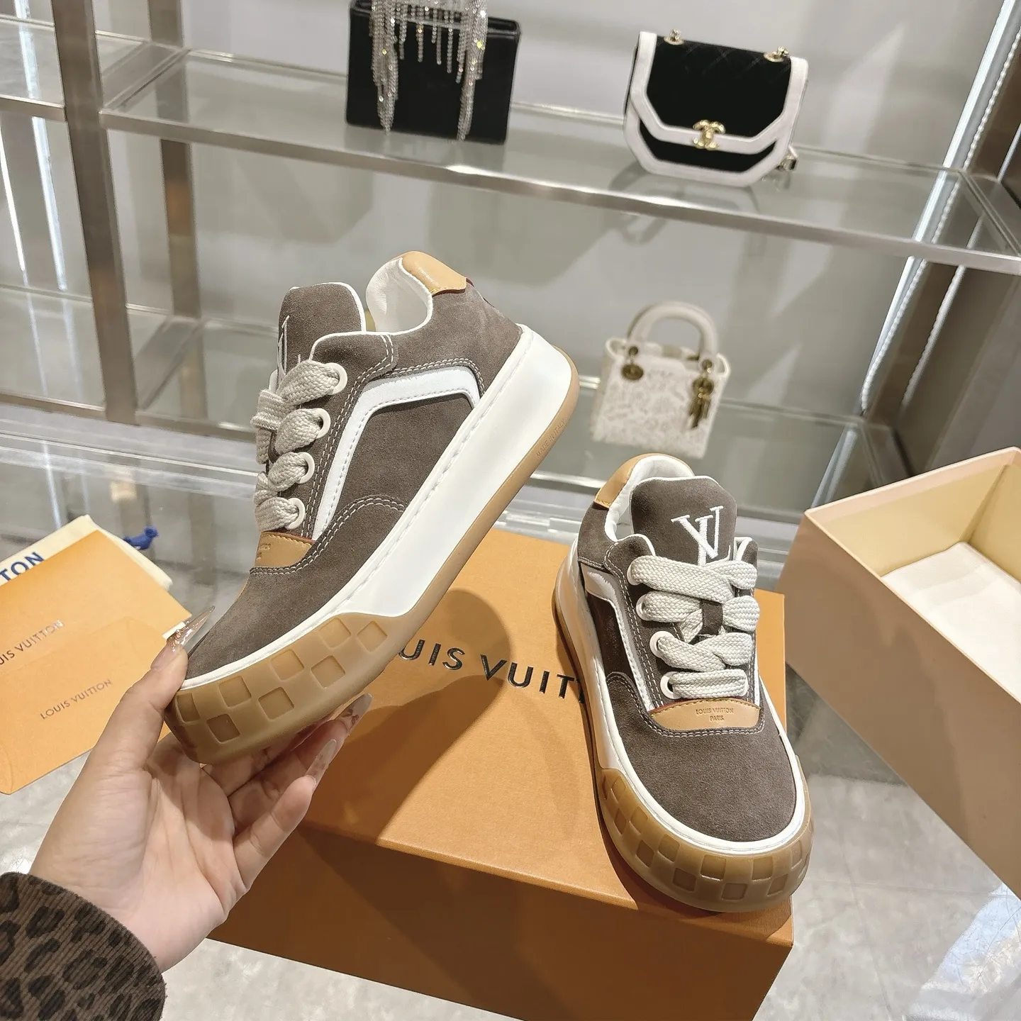 出厂💰300（顶级版本） LV 路易威登 26ss新款男士 运动鞋 休闲鞋 原版空胶工艺&middot;上脚非常舒适 奢侈用料 做工精细 中底印有欧洲制造英文字母 鞋面由意大利进口小牛皮拼接 侧边饰有品牌LOGO标志及签名 最新乳胶垫脚➕网布内里，脚感超舒适 原厂特供原版双色TPU组合大底 套包工艺 固特异缝合锁边 独家定制头层牛皮 工艺全电脑针车拉线 鞋头 后套 冷热定型 全套拉帮套楦中低logo花纹 码数：女35-40、男39-45（女40、男39定做）