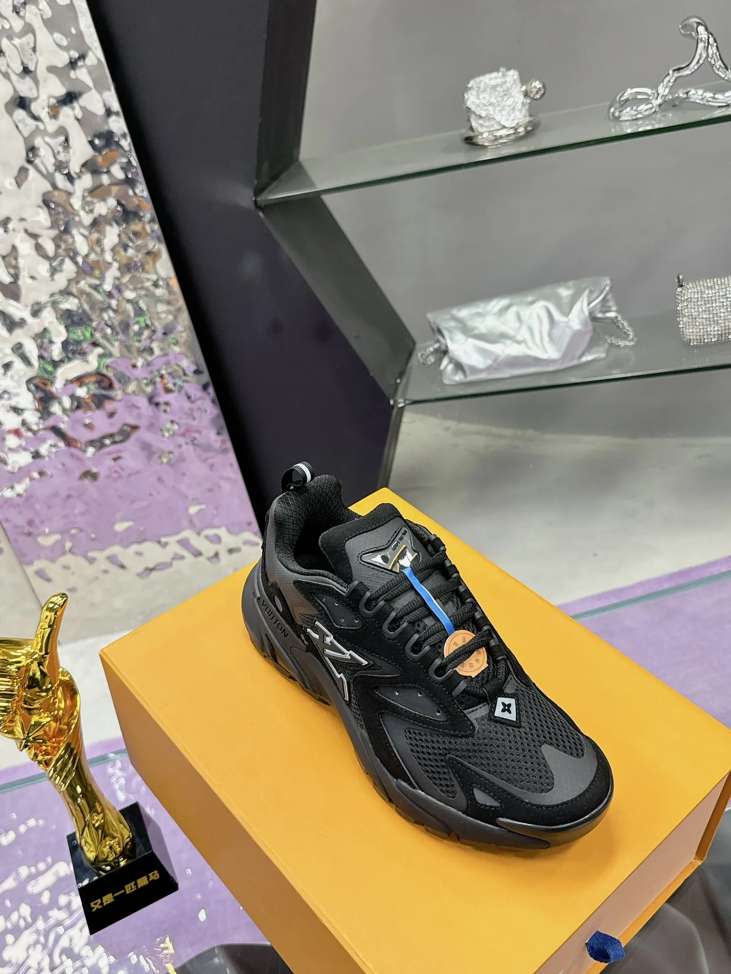 工厂价：380 （飞机盒➕10） Lv系列又加新颜色了 重磅回归 2025官方新颜色 渐变色系列颜色 增加中💓 春夏男装秀场推出 L* Runner Tatic 运动鞋：网格织物混合牛皮革，诠释跑鞋的设计精髓；反光 Monogram 花卉点缀侧面，舒适加衬鞋领、柔软科技内衬和轻盈橡胶外底完善整体。 Lv运动鞋 系列 专柜热卖中 Size 38-45 （46定制）