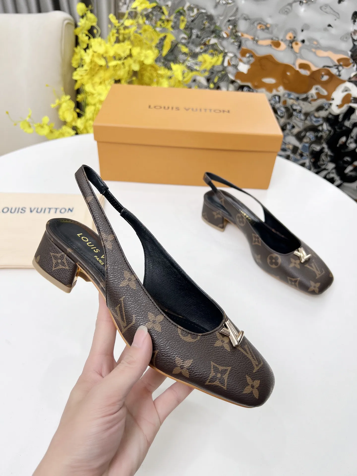 上新啦,2025LOUIS VUITTON 专柜经典款,经典永流传!做工用料都和原版同步, 内里/垫脚;羊皮 跟高:3.5cm 码数 35-41 橡胶底, 颜色:四色可入(黑牛漆皮,白色牛漆皮,黑色牛皮,LV老花皮) 带全套包装P190