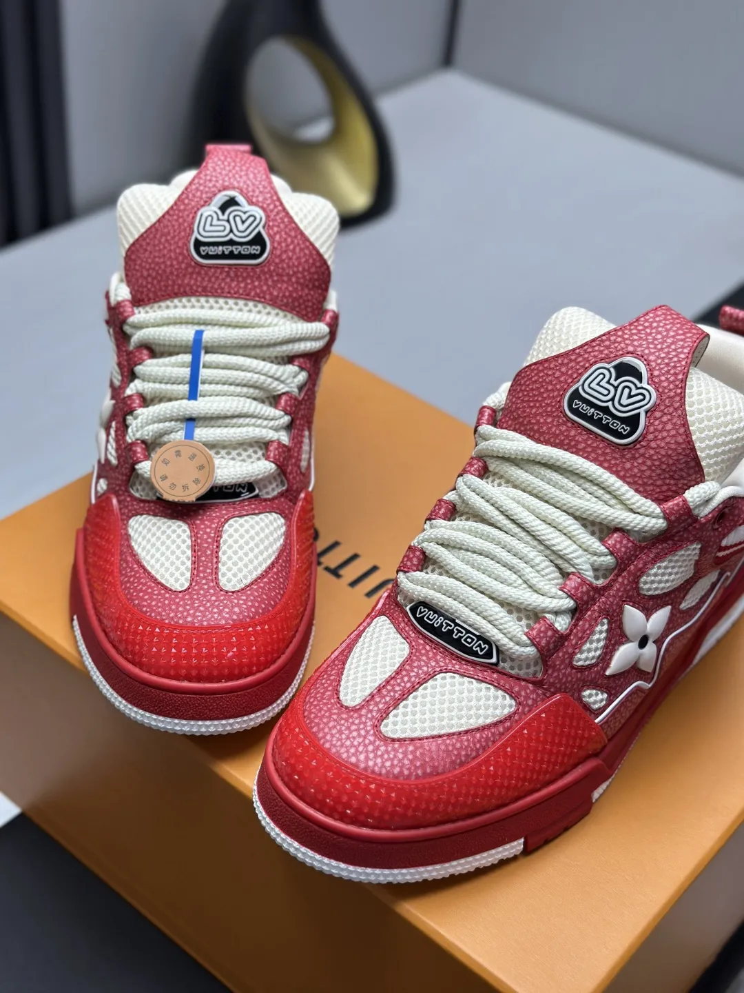 工厂直销¥350💰顶级版本 LV-路易威登-面包走秀新款 空胶工艺·原版1:1开发复刻!!上脚非常舒适 奢侈用料,做工精细,中底印有欧洲制造英文字母 鞋面由意大利进口小牛皮拼接,侧边饰有品牌LOGO标志及签名,最新乳胶垫脚➕网布内里,脚感超舒适。原厂特供原版双色TPU组合大底。套包工艺 固特异缝合锁边 面料:独家定制头层牛皮 配件:独家私模Vuitton 标识, 内里:定制丝滑网里-头层丝绸牛皮内里 大底:TPU组合大底耐磨防滑防黄 垫脚:新款乳胶垫-网纱吸汗 专柜工艺:全电脑针车拉线 鞋头 后套 冷热定型 全套拉帮套楦中低logo花纹 专柜包装 -鞋带 证书 卡片 说明书 合格证 防尘袋 全网最齐包装 女款35-40男款38-46(38/46订做不退换!