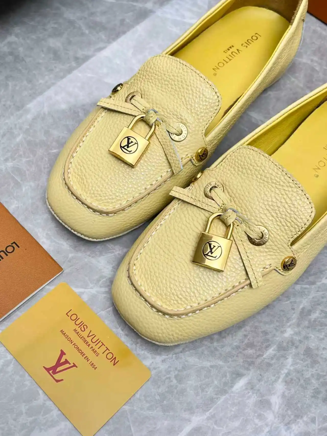 p270 🇫🇷 𝙇𝙤𝙪𝙞𝙨 𝙑𝙪𝙞𝙩𝙩𝙤𝙣 🇫🇷路易威登𝓛𝓿 𝓣𝓻𝓪𝓲𝓷𝓮𝓻新款 【Arizona豆豆鞋系列】 其手工漆绘染边及手工缝制鞋面充分展现了路易威登的传统制鞋工艺。这款便鞋十分轻便,鞋舌与鞋帮一体式构造令其尤其舒适灵活,☑️☑️☑️同时柔软外底配有橡胶衬垫。饰有相搭配的饰带。 鞋面:头层牛皮,内里牛皮 Size:35-42