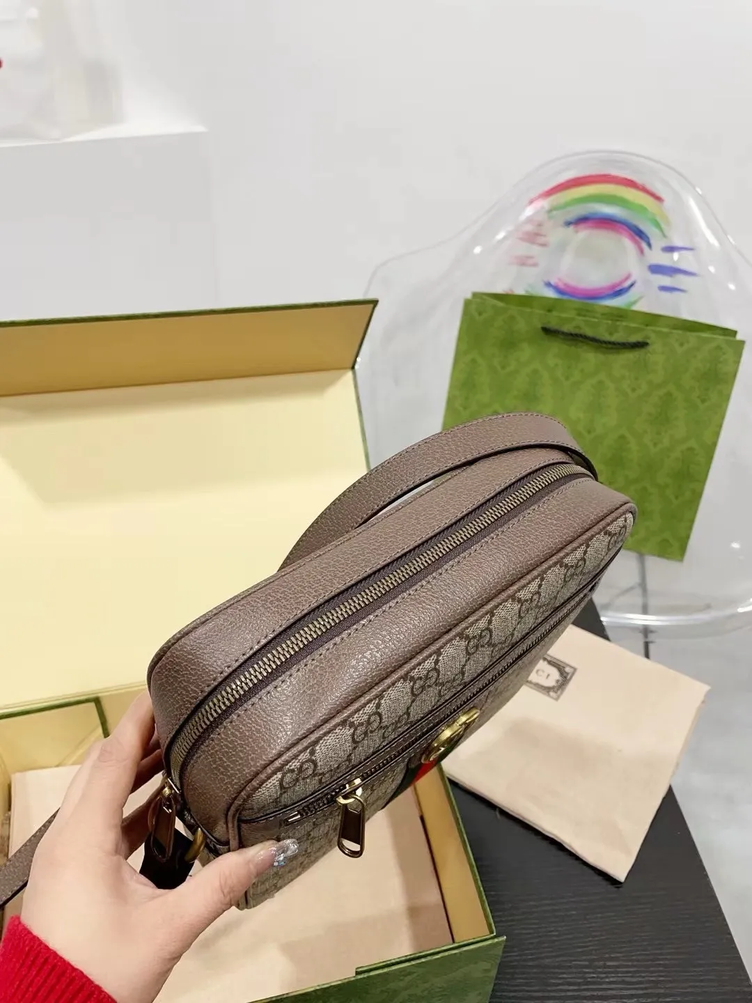 👑💰P150配礼盒🎁 GUCCI酷奇ophidia斜挎包. GG男包来咯～ 随着时间成长，老花也是经久耐看且永不过时的元素 这款包包造型小巧，依旧是复古的调性，方方正正的包型很好搭配衣服，可斜挎可作为手拿包，日常休闲和商务场合都可以驾驭，撞包率也很低，包身整体也很轻便，简约低调有质感尺寸：23*7*25cm