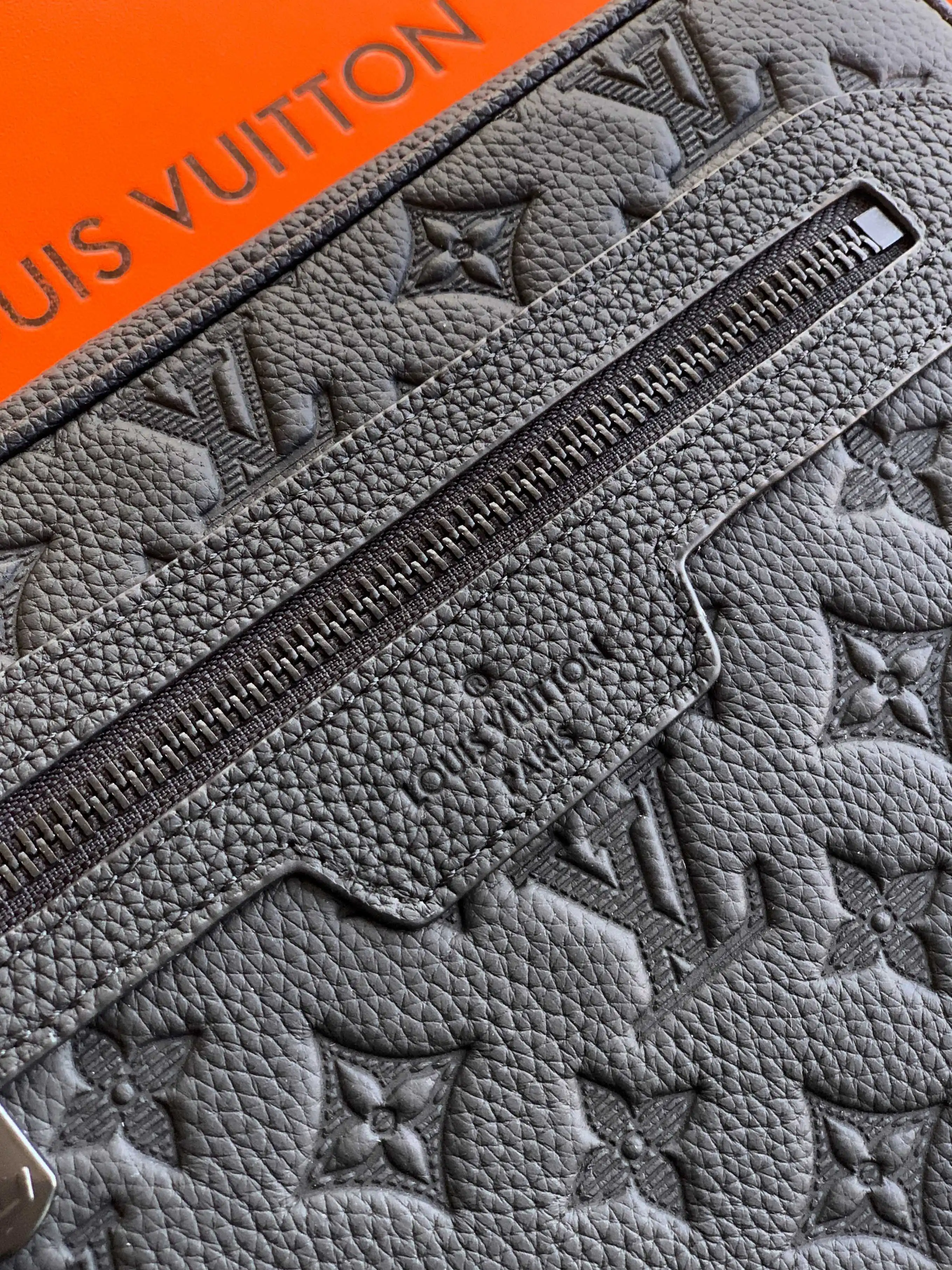 原单顶级M69825#黑色全皮压花, Fastline 邮差包以柔软牛皮革塑造贴身构型,可容纳手机、短款钱夹、记事本和耳机等日常所需。尺寸25x16x5.5------💰270