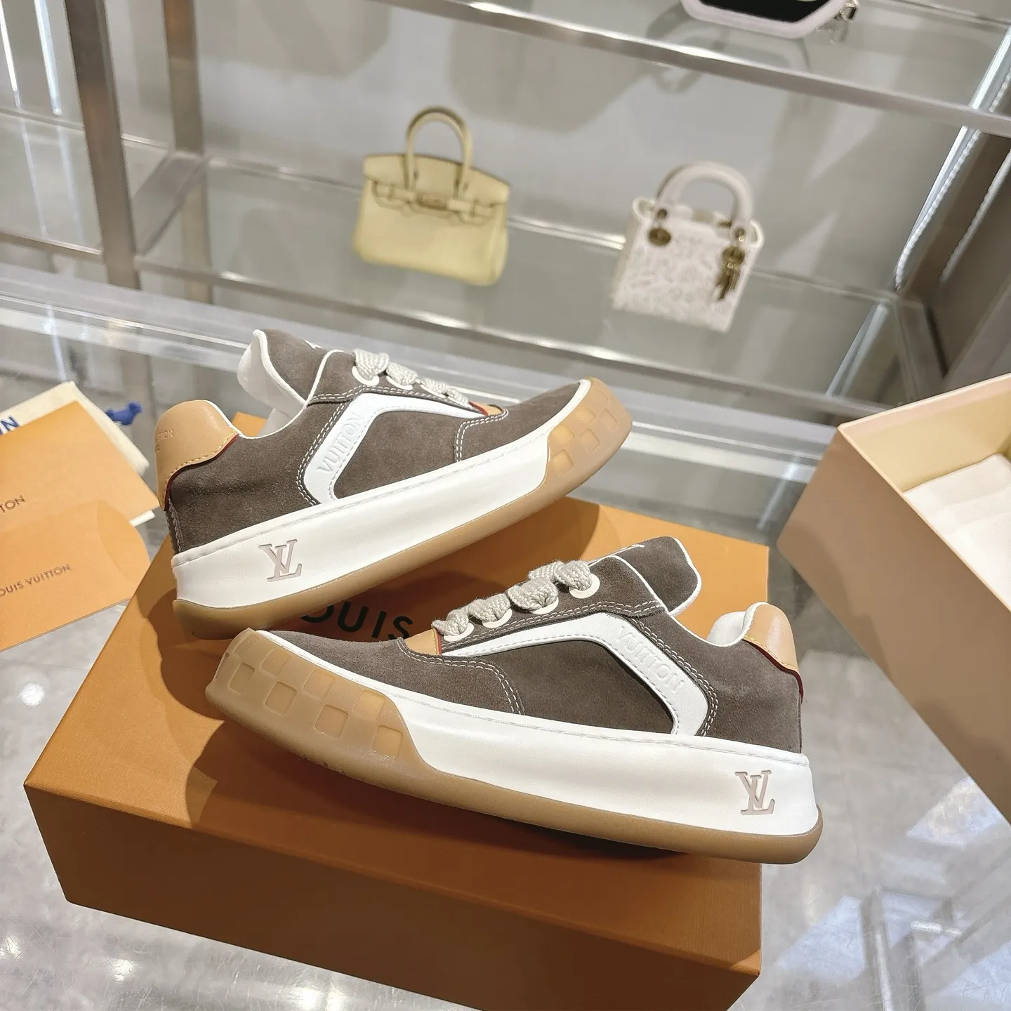 出厂💰300(顶级版本) LV 路易威登 26ss新款男士 运动鞋 休闲鞋 原版空胶工艺·上脚非常舒适 奢侈用料 做工精细 中底印有欧洲制造英文字母 鞋面由意大利进口小牛皮拼接 侧边饰有品牌LOGO标志及签名 最新乳胶垫脚➕网布内里,脚感超舒适 原厂特供原版双色TPU组合大底 套包工艺 固特异缝合锁边 独家定制头层牛皮 工艺全电脑针车拉线 鞋头 后套 冷热定型 全套拉帮套楦中低logo花纹 码数:女35-40、男39-45(女40、男39定做)