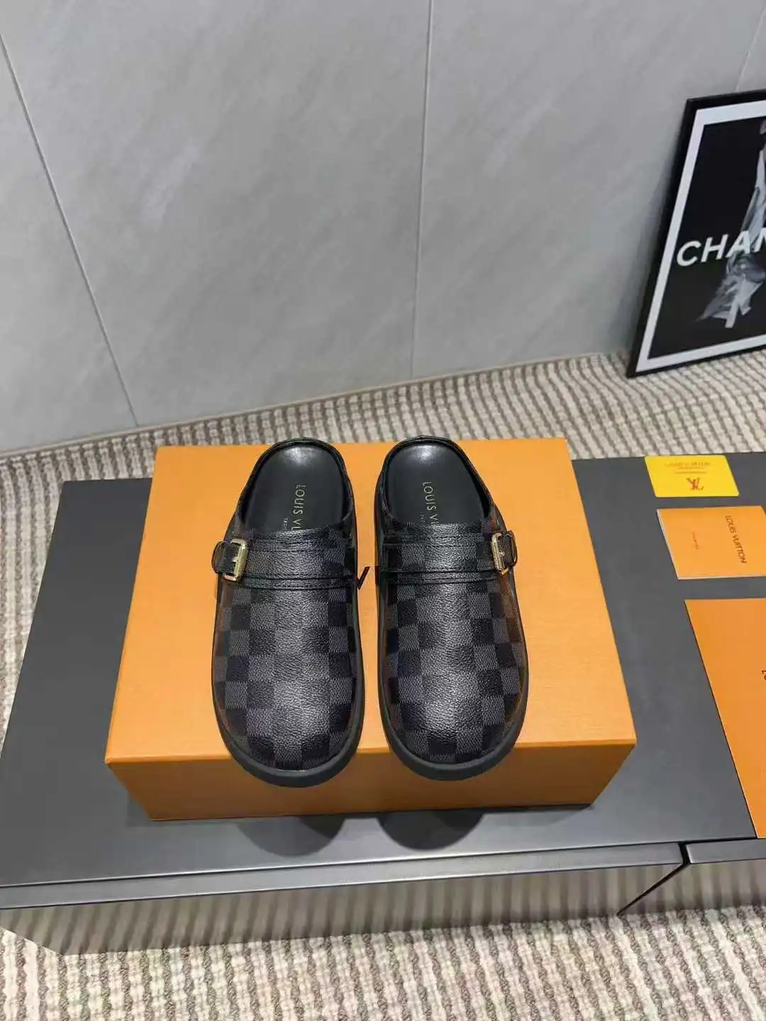 p240 35到41 louis vuitton lv 25ss新款勃肯拖鞋 可可爱爱、脚感简直不要太好 侧面logo扣点睛之笔 简约又高级 露跟设计 即穿即走 懒人福音 上脚效果极佳 闭眼入 原版购入开发 鞋面:进口磨砂皮进+老花超纤 五金扣原版开模 内里垫脚:羊皮 鞋底:原版开模高密度Tpu大底