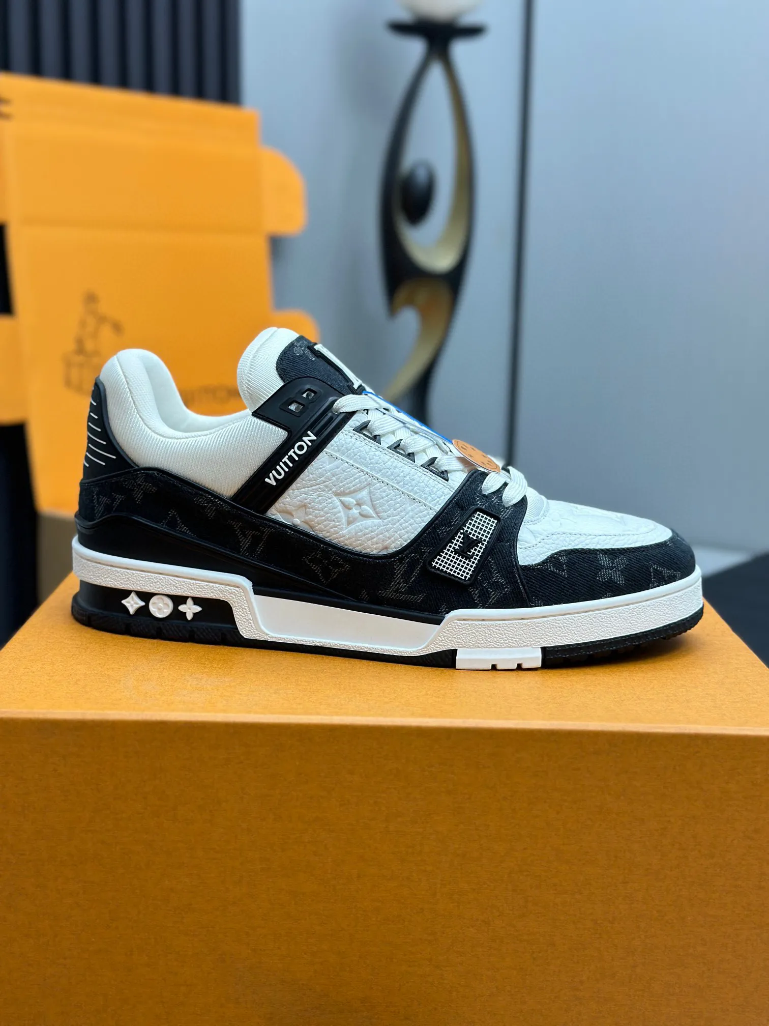 广版高版本P280 🔥🔥🔥芯片感应✅ 驴家LV Trainer 原版完美楦型 大厂出产 品控胜过市面百分之95 TPU大底材料。独家底磨 开发费2w+ 质感媲美原版 密集度超高 区别于同行色泽质感 意大利进口头层一刀切小牛皮 皮料厚实度韧性高于市面 原版垫脚聚米微料加透气英伦网布 都是按打造开发 不偷半点料 不掺半点假 细节原版一致✅可对比 全包套原版包装配件 目前市面一梯队级别 ⚠️市场太杂请注意混卖版本 可区别材料 版型 质感 包装配件 一切肉眼可见的细节。 女码:35-40,男码:38-45(38.45-47定做)