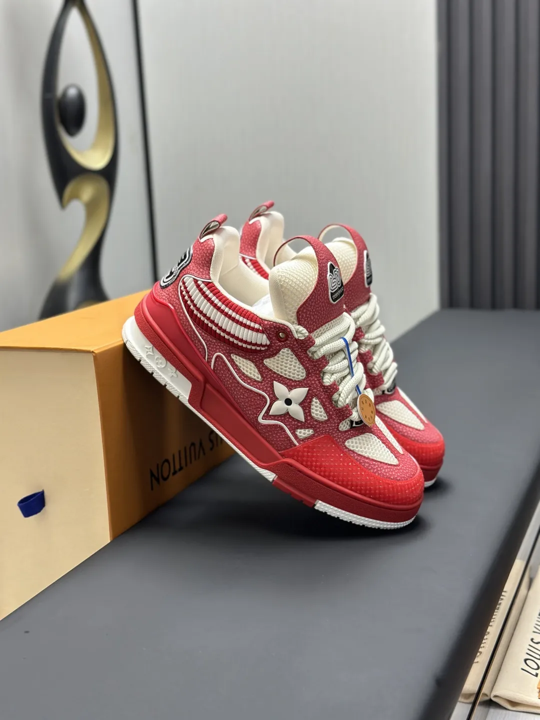 工厂直销&yen;350💰顶级版本 LV-路易威登-面包走秀新款 空胶工艺&middot;原版1：1开发复刻！！上脚非常舒适 奢侈用料，做工精细，中底印有欧洲制造英文字母 鞋面由意大利进口小牛皮拼接，侧边饰有品牌LOGO标志及签名，最新乳胶垫脚➕网布内里，脚感超舒适。原厂特供原版双色TPU组合大底。套包工艺 固特异缝合锁边 面料:独家定制头层牛皮 配件:独家私模Vuitton 标识， 内里:定制丝滑网里-头层丝绸牛皮内里 大底:TPU组合大底耐磨防滑防黄 垫脚:新款乳胶垫-网纱吸汗 专柜工艺:全电脑针车拉线 鞋头 后套 冷热定型 全套拉帮套楦中低logo花纹 专柜包装 -鞋带 证书 卡片 说明书 合格证 防尘袋 全网最齐包装 女款35-40男款38-46（38/46订做不退换！