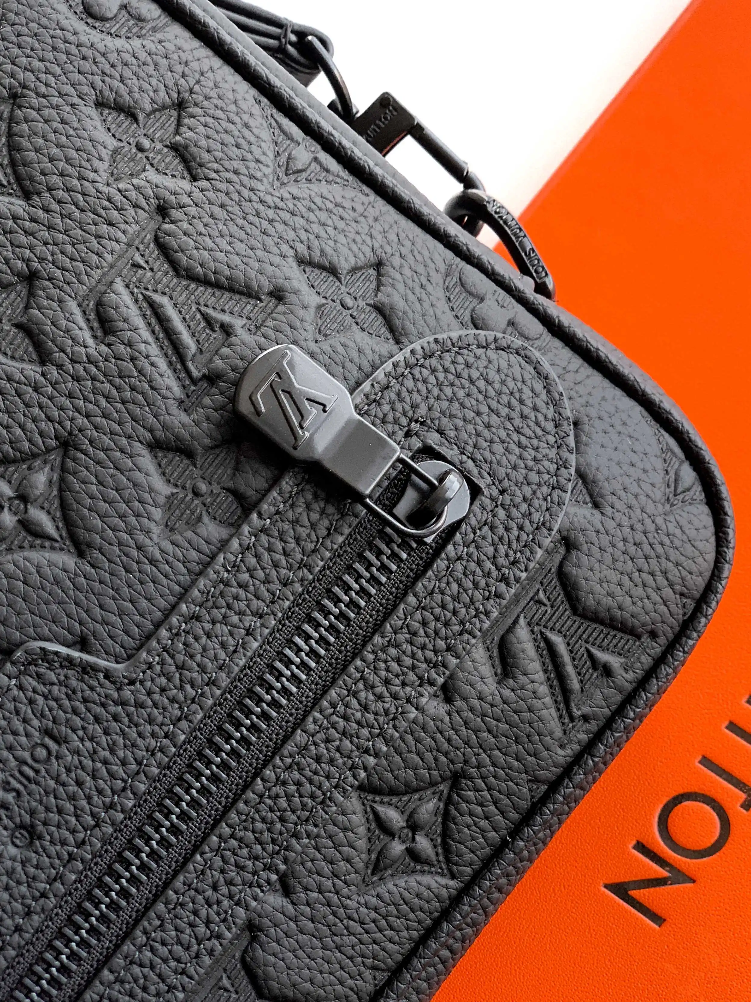 原单顶级M69825#黑色全皮压花， Fastline 邮差包以柔软牛皮革塑造贴身构型，可容纳手机、短款钱夹、记事本和耳机等日常所需。尺寸25x16x5.5------💰270