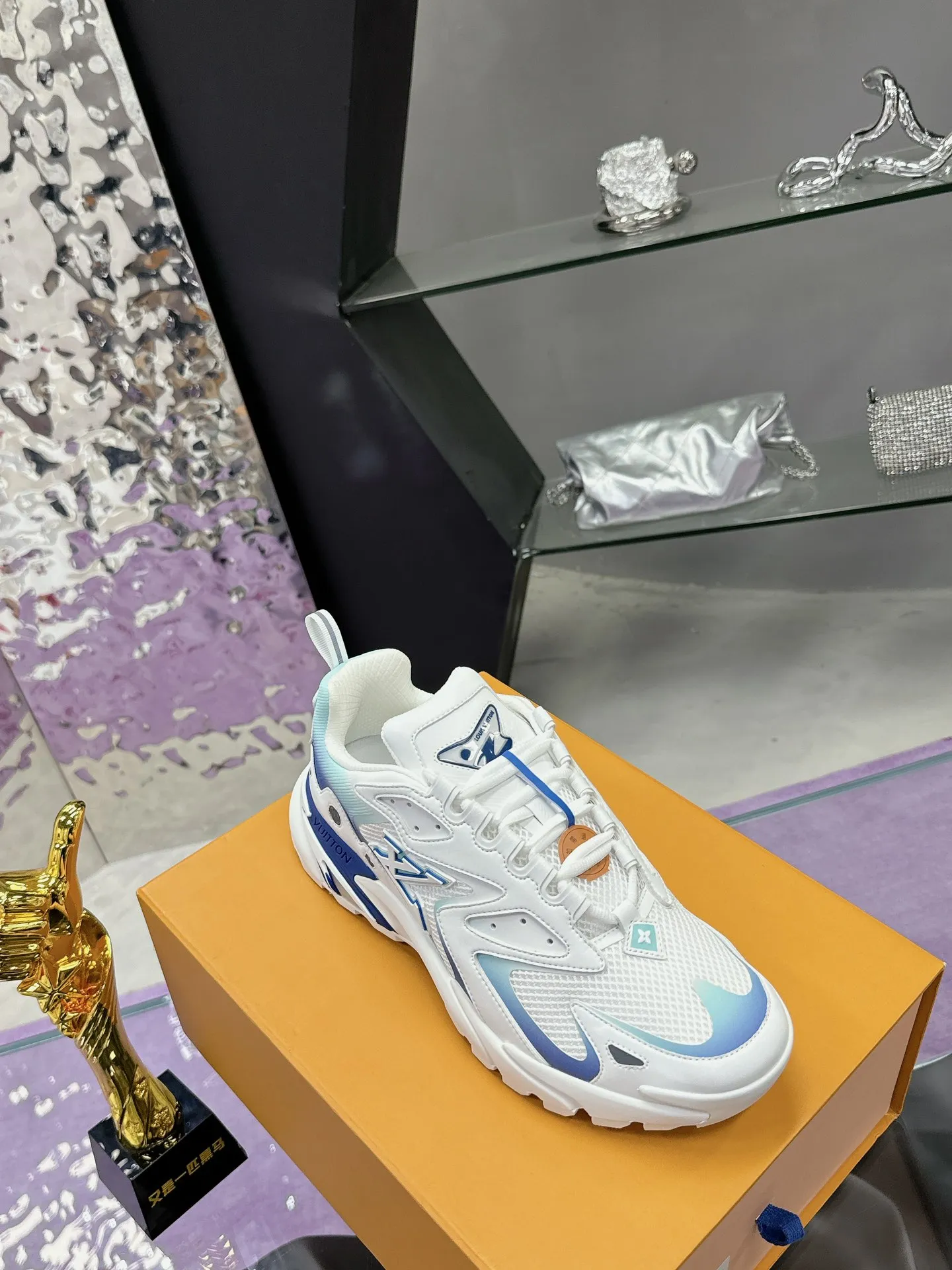 工厂价：380 （飞机盒➕10） Lv系列又加新颜色了 重磅回归 2025官方新颜色 渐变色系列颜色 增加中💓 春夏男装秀场推出 L* Runner Tatic 运动鞋：网格织物混合牛皮革，诠释跑鞋的设计精髓；反光 Monogram 花卉点缀侧面，舒适加衬鞋领、柔软科技内衬和轻盈橡胶外底完善整体。 Lv运动鞋 系列 专柜热卖中 Size 38-45 （46定制）